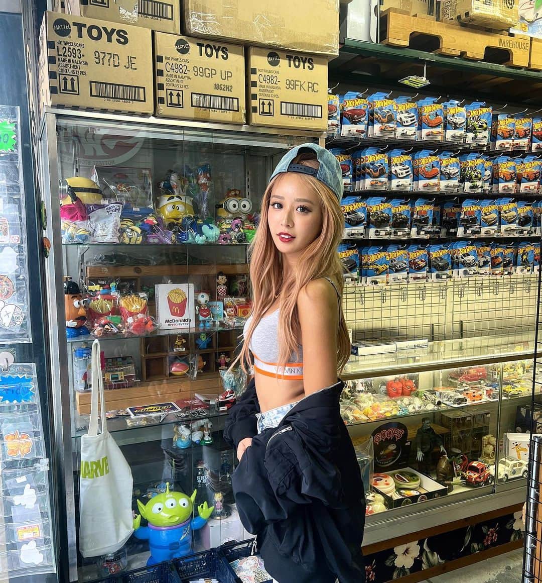 田村月光（ツッキー）さんのインスタグラム写真 - (田村月光（ツッキー）Instagram)「いつものようにまたお洒落して〜🦋🧡🌈 髪色きゃわでしょ！染めてないのこれ色落ち！ リタッチだけしたよ〜ん🥑 @maaya0014.ankh 💕 #好きな色はオレンジとピンクです  #毎日夏だからよろしく  #20度以下にならないと長袖着ません  #言われて嬉しい言葉は可愛いとオシャレとセンス良いと面白い」10月20日 18時19分 - tsu02ki