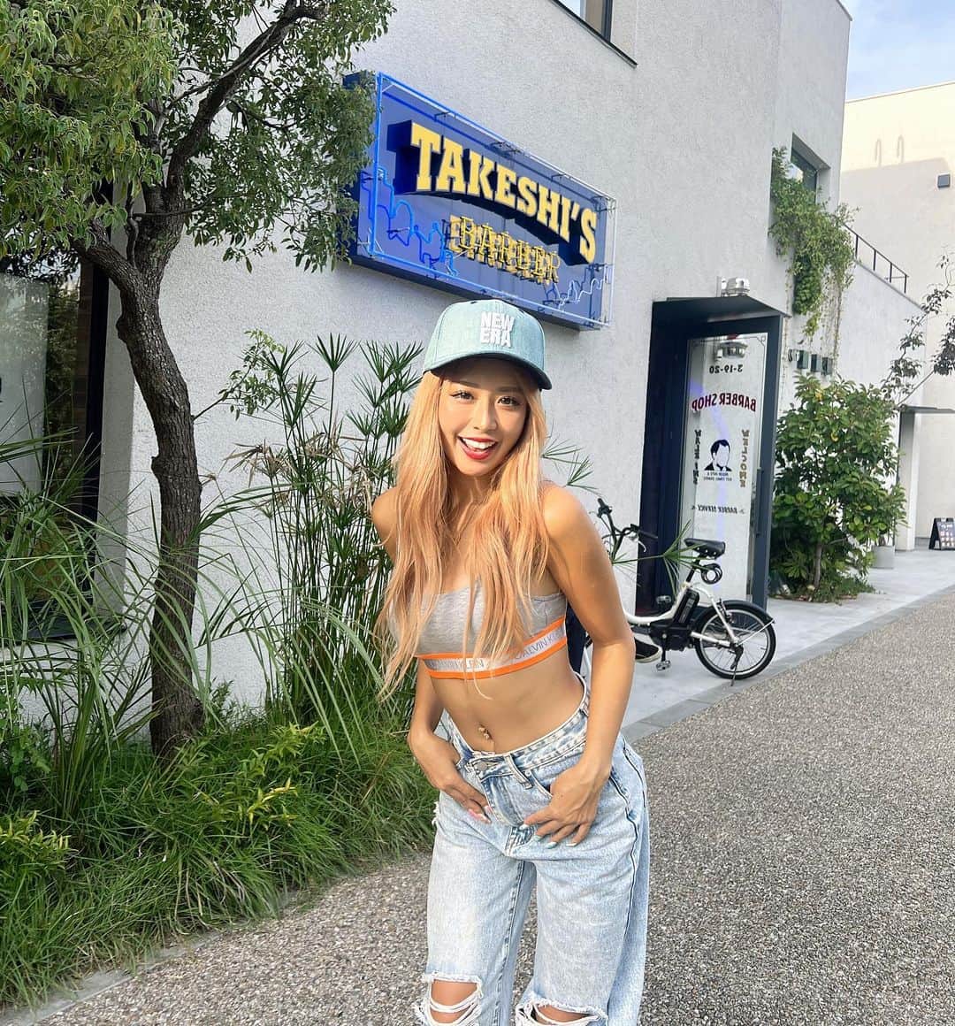 田村月光（ツッキー）のインスタグラム：「いつものようにまたお洒落して〜🦋🧡🌈 髪色きゃわでしょ！染めてないのこれ色落ち！ リタッチだけしたよ〜ん🥑 @maaya0014.ankh 💕 #好きな色はオレンジとピンクです  #毎日夏だからよろしく  #20度以下にならないと長袖着ません  #言われて嬉しい言葉は可愛いとオシャレとセンス良いと面白い」