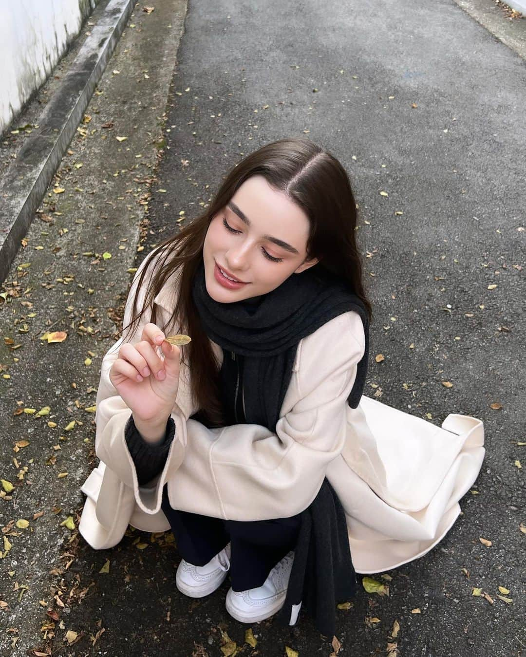 ダシャ・テゥアランのインスタグラム：「I sat down to look at a beautiful leaf ⋆｡ﾟ☁︎｡⋆｡ ﾟ☾ ﾟ｡⋆」