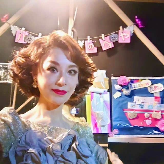 大地真央さんのインスタグラム写真 - (大地真央Instagram)「🌹最高のオバハン中島ハルコ🌹 長野公演、本日無事に終了しました🚢 芸術館にお運びくださいました皆様❣️ あたたかい拍手とスタンディングオベーション❗ 本当に、ありがとうございました‼️ あっと言う間の2日間で、とってもお名残惜しいです🥺 またお会いできる日まで、ごきげんよう（ハルコ🌹）  . アンサンブルの女子達がハルコの早変わり部屋を、 こんなに可愛く飾ってくれています🐱💕 （全部写しきれてないけど…😅） ありがとう😘😘😘😘 公演中🤫大急ぎで、パチリ🤳 （顔が焦ってる…(･_･;））  #最高のオバハン中島ハルコ 🌹 #最高のオバハン #中島ハルコ #舞台ハルコ #長野市芸術館 #千秋楽  #ありがとうございました 💕 #トーサイクラシックホール岩手 #10月25日 〜10月26日 #やまぎん県民ホール #10月28日 〜10月29日 #大地真央 #MAODAICHI」10月20日 18時20分 - daichimao_official