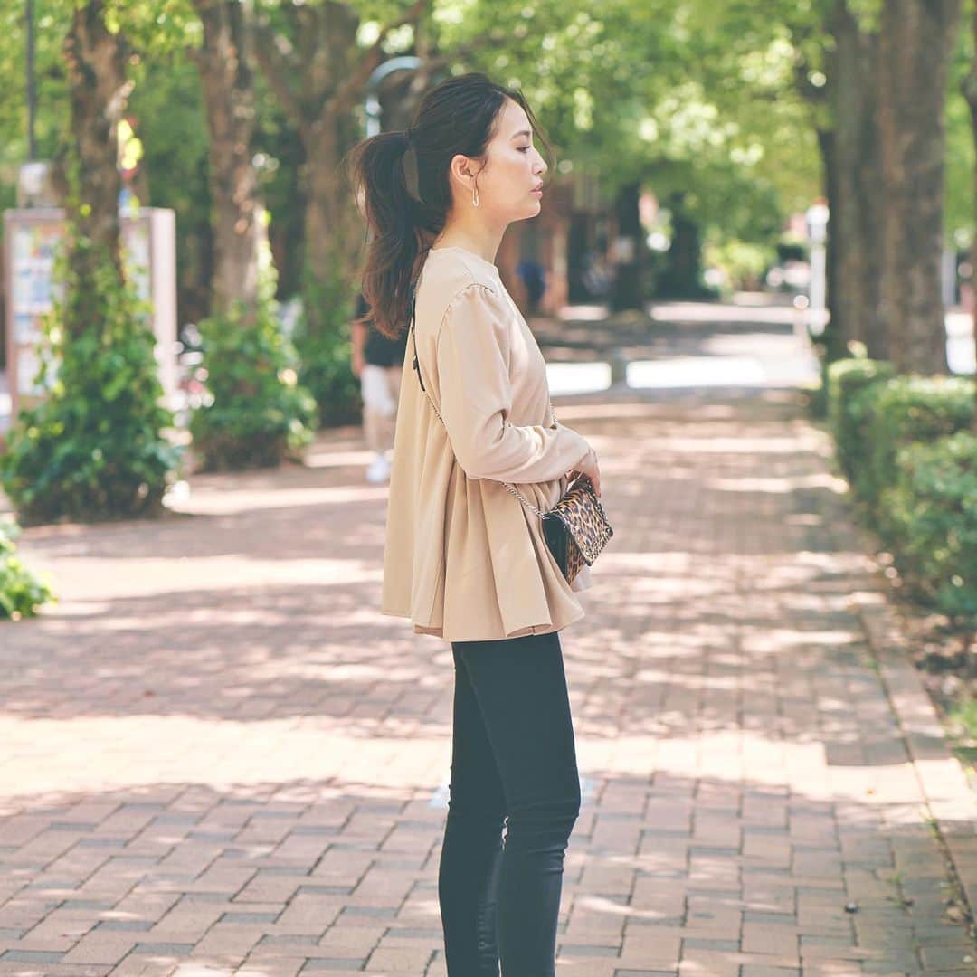 水野佑香さんのインスタグラム写真 - (水野佑香Instagram)「笑い事じゃなく、 40代からスタイルが変わった💦  ✔︎下っ腹のぽっこり ✔︎なんか四角いお尻 ✔︎背中にお肉が乗る  皆さんもありますよね⁉️汗  そんな方にオススメ！  お腹周りをフワッと可愛く🩷 品がよく体型カバーする @plusme_official の #異素材切り替えぺプラムトップス   ベージュ、ホワイト、ブラック、ライトグレーの4色展開  ¥3,990 +tax   ⚠️在庫が少なくなってきました (特にMサイズ)  🉐秋のキャンペーンで 10月31日まで全品送料無料、 2つ以上まとめ買いで 1000円OFF&送料無料なので 気になった方はお早めに☺︎  クーポンコード ⬇︎ 2buy1000off  こちらもお忘れなく✨✨  🩷洗濯してもシワになりにくい 🩷低温なら乾燥機OK 🩷お手入れがラクなのに上品 🩷体型カバーできる 🩷お仕事からママ行事にも⭕️  大人女性のためのお洋服です♡  #pr  #plusme #プラスミー #ペプラムトップス #秋コーデ #平均身長コーデ  #骨格ストレート #プチプラコーデ #157cm  #ママコーデ  #オフィスコーデ #着痩せコーデ #ママ  #coordinate  #ootd  #アラフォーコーデ  #40代  #40代コーデ #43歳 #水野祐香  #加齢に負けず華麗に生きる」10月20日 18時21分 - mizuno_yuka
