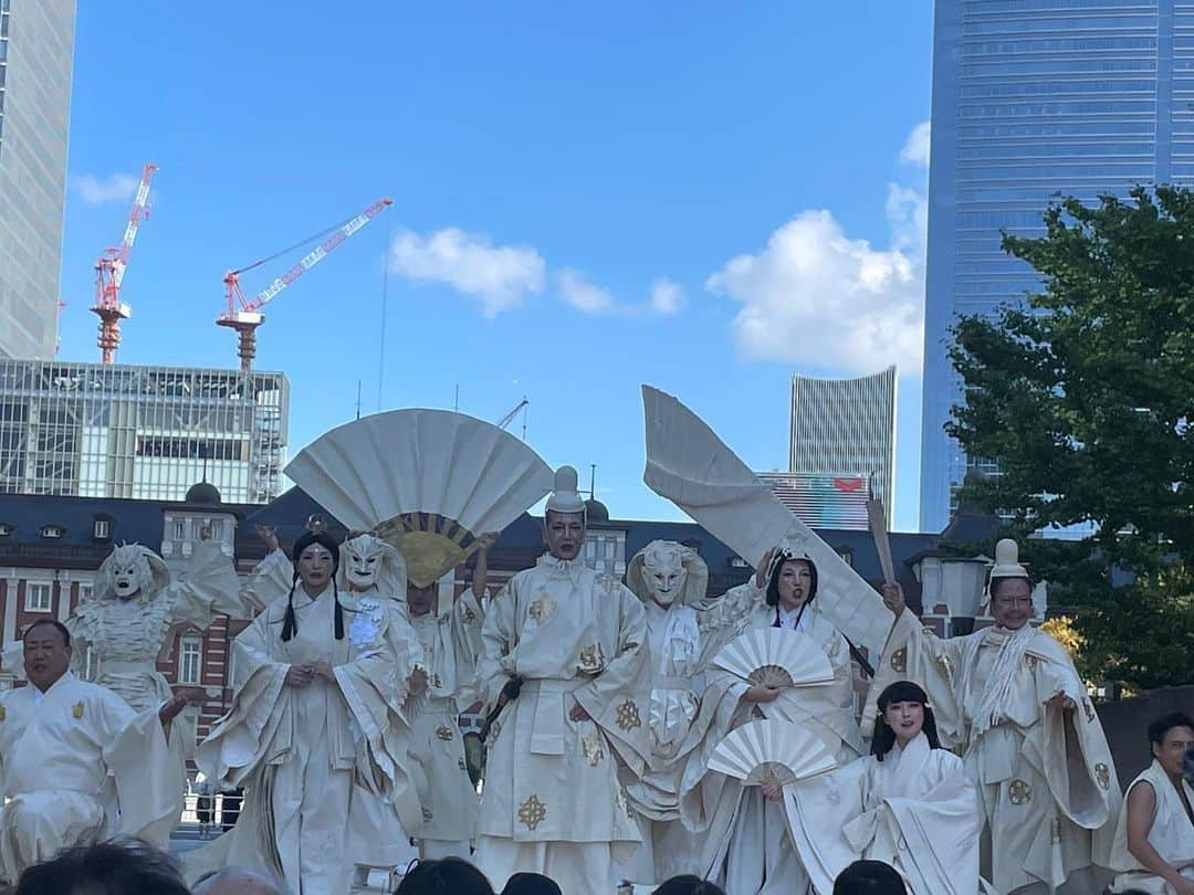 尾上菊之助のインスタグラム：「本日は出演中の国立劇場の公演の休演日です。 ⁡ 東京芸術祭で行われている、宮城聰先生が芸術監督をなさっているSPAC（静岡県舞台芸術センター）の皆様による「マハーバーラタ〜ナラ王の冒険〜」を拝見しました。 ⁡ 10月23日まで、東京駅の目の前の野外ステージにて行われています。 ⁡ このSPACさんの「マハーバーラタ」を拝見しぜひ歌舞伎でも上演したいと思い、宮城聰先生のお許しとお力添えをいただき6年前に歌舞伎座にて「極付印度伝マハーバーラタ戦記」の上演にいたりました。 ⁡ そしてこの度11月の歌舞伎座にて再演することが叶いました。 ⁡ 本日の舞台を拝見し、改めてマハーバーラタの素晴らしさを実感し、舞台再演へ向けての情熱が高まりました。 ⁡ #SPAC #マハーバーラタ」