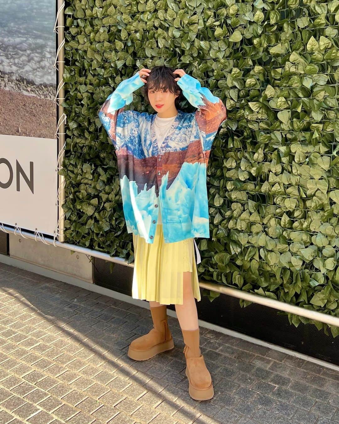光永のインスタグラム：「流石にこのコーディネートは良過ぎました。 転写カーディガンばちばちにかっこいい。プリーツスカート風のズボン可愛すぎる。足細長見えする激かわブーツ。 ロゴが可愛いネックレス。 とにかく好きなブランドがかたまった最強コーデです。 ㅤㅤㅤㅤㅤㅤㅤㅤㅤㅤㅤㅤ カーディガン：#NONTOKYO ボトム、インナー：#cherietokyo ブーツ：#ugg ネックレス：#galbe ㅤㅤㅤㅤㅤㅤㅤㅤㅤㅤㅤㅤ #outfitjapan #カーディガンコーデ #ショートブーツ #uggseason #uggシーズン  #秋服コーデ」