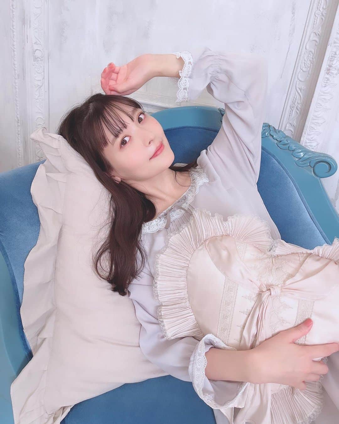 上坂すみれのインスタグラム：「きんようび〜！ 皆さま、今週も大変おつかれさまでした( ˘ω˘ ) ハッピーエンドプリンセスの感想、たくさんありがとうございます！！うれしいですわ〜！！ 聴けばたちまち…あなたは…姫…！ そう…姫です…！ お写真は発売中のアニパスさまのオフショットよりっ  それでは皆さま、楽しくすこやかな週末を過ごしましょうねヾ(*´∀｀*)ﾉ  #上坂すみれ」