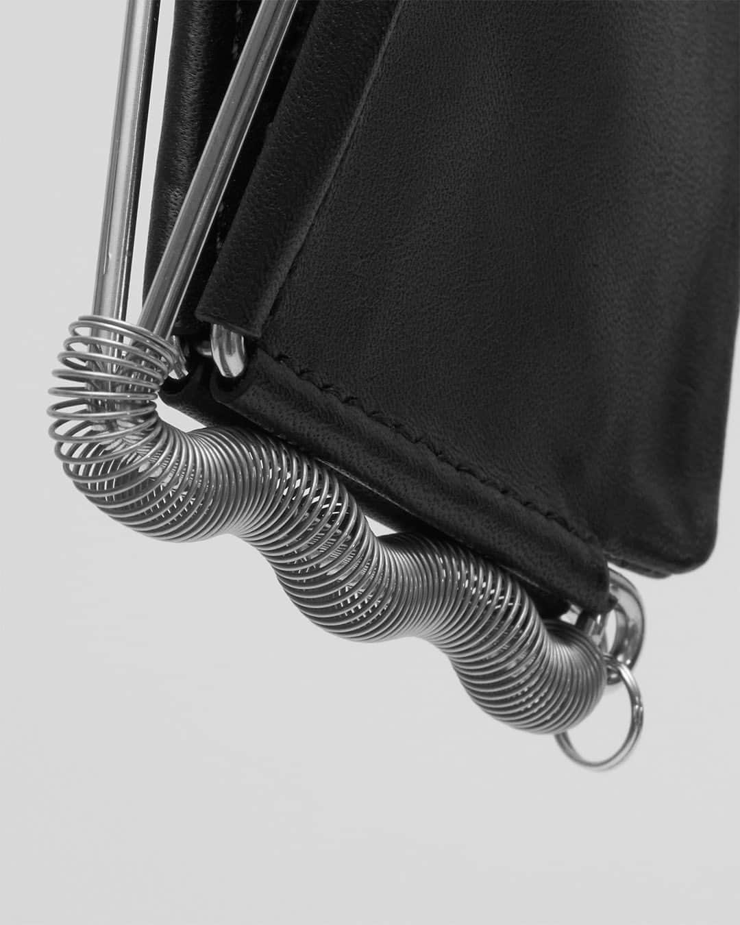 エドロバートジャドソンのインスタグラム：「coil spring zipper #edrobertjudson #judsonsinvention」