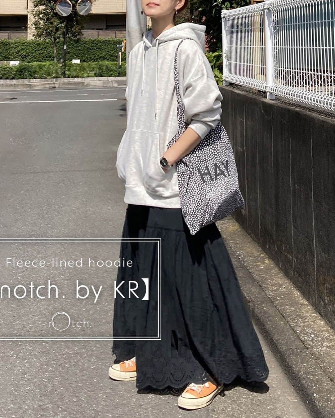 のインスタグラム：「【 notch.by KR】裏起毛パーカー  人気インフルエンサー @k664r さんとのコラボ企画第2弹‼️  price: ¥4,950（税込） color:オフホワイト、ネイビー、ブラック、ライトグレー  シンプルでベーシックなデザインのオーバーサイズパーカー。 裏起毛仕様であたたかく、幅広いスタイルにマッチ。シーズン通じて重宝するアイテムです♪」