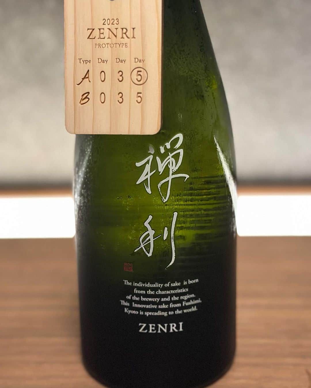 山岸久朗さんのインスタグラム写真 - (山岸久朗Instagram)「いつもの禅利に新バージョン登場… ZENRI 2023prototype 〈A5/火入れ5日〉  限定20本で抽選販売開催ちゅう❣️ 応募は10月23日（月）まで。 ストーリーズにURL貼り付けます。  ふるさと納税のセコガニでいただきました😊 最高‼️  #pr #zenri #禅利 #nihonshu #日本酒」10月20日 18時24分 - yamaben