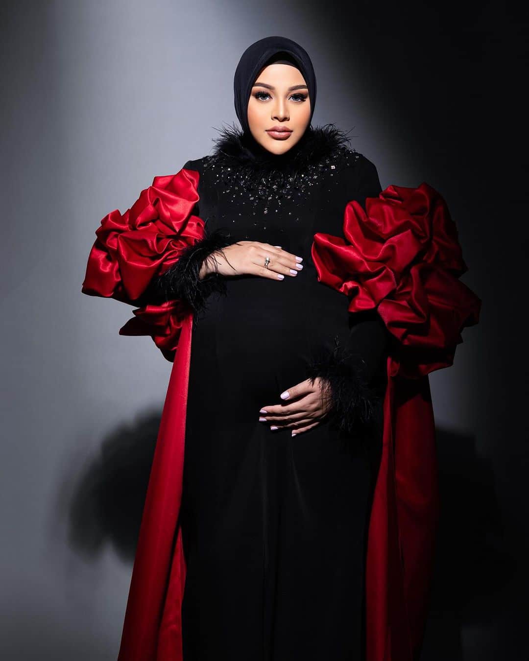 Aurelのインスタグラム：「🖤❤️ #35weekspregnant #masyaallahtabarakallah   Photographer @mozawahyu Gown @windysavosacouture Make up @makeupbylaode Hijab @nia_hijabstylist Fashion Stylist @erichalamin Styling Team @andraastari」