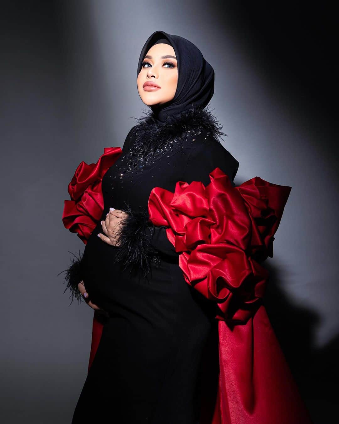 Aurelさんのインスタグラム写真 - (AurelInstagram)「🖤❤️ #35weekspregnant #masyaallahtabarakallah   Photographer @mozawahyu Gown @windysavosacouture Make up @makeupbylaode Hijab @nia_hijabstylist Fashion Stylist @erichalamin Styling Team @andraastari」10月20日 18時25分 - aurelie.hermansyah