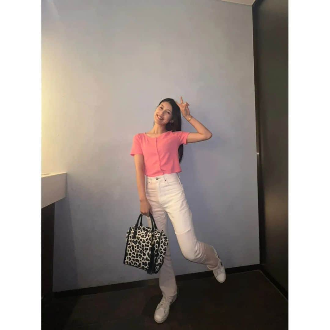 杉原枝利香さんのインスタグラム写真 - (杉原枝利香Instagram)「#pink 💗💗💗  10月はピンクリボン月間💗✨ ピンクといえばバービー！ ということで先日姉妹でピンクコーデしてバービーを観た時の写真💞💞💞  数年前からピンクリボン気になってて前にも投稿しましたが、今回はnarrowさんのオーディションを通じて発信していきます。 ピンクリボン運動は乳がんについて正しい知識を持ったり早期検査を推進する等の運動のことです。 ピンクリボン運動から心身の健康や美容を含め、女性のQOL向上へ役立つ発信ができればと思っています。 神奈川県では各所でピンクリボンライトアップもしているみたいなのでそこで写真も撮りたいな♪  まずこの投稿を見た女性の方は乳がんのセルフチェックをしてみてください！「乳がん  セルフチェック」で調べたらすぐ出てきます👍 早期発見にもつながるので、大事😊💓  −−−−−−−−−−−−−−−−−−−−−−−−−−−−− #ピンクリボンコンテスト2023 に参加中！ イイネやコメントで応援してね♡ −−−−−−−−−−−−−−−−−−−−−−−−−−−−− #ピンクリボン運動 #ピンクリボン #belletiaparis #pgブラ #aib #アイブ #ルルホワイト #ホワイトニング #セルフホワイトニング #ホームホワイトニング #makarizo #makarizohairenergy #クリームバス #バリスパ #リスドール #ジェルネイルシール #セルフネイル #lysdor #hadatoiro #リポソーム #深処方 #CBD #CBDオイル #ネイチャーカン #エヌノーズ #綿中くん #がん早期発見 #がん検査」10月20日 18時25分 - erikasugihara