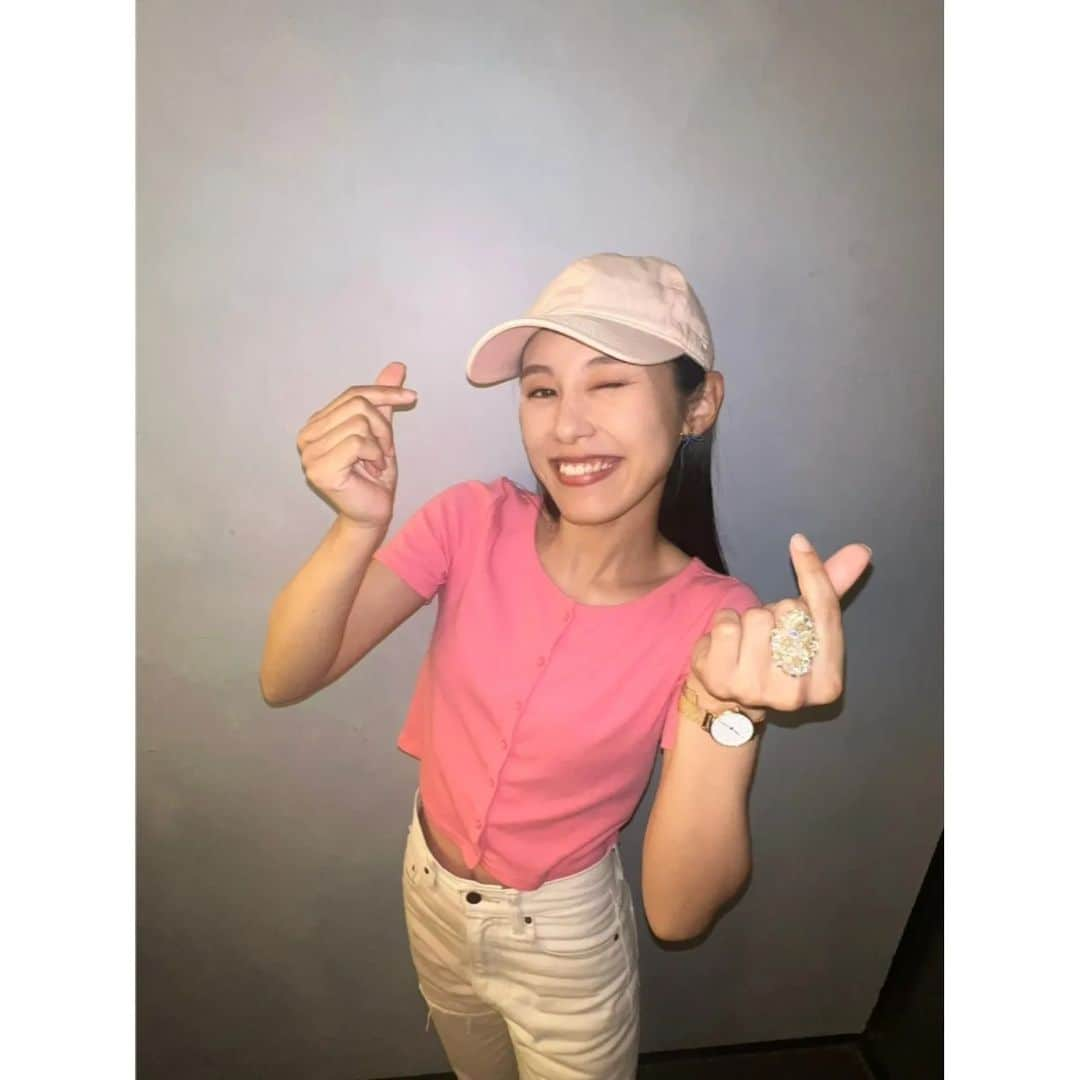 杉原枝利香さんのインスタグラム写真 - (杉原枝利香Instagram)「#pink 💗💗💗  10月はピンクリボン月間💗✨ ピンクといえばバービー！ ということで先日姉妹でピンクコーデしてバービーを観た時の写真💞💞💞  数年前からピンクリボン気になってて前にも投稿しましたが、今回はnarrowさんのオーディションを通じて発信していきます。 ピンクリボン運動は乳がんについて正しい知識を持ったり早期検査を推進する等の運動のことです。 ピンクリボン運動から心身の健康や美容を含め、女性のQOL向上へ役立つ発信ができればと思っています。 神奈川県では各所でピンクリボンライトアップもしているみたいなのでそこで写真も撮りたいな♪  まずこの投稿を見た女性の方は乳がんのセルフチェックをしてみてください！「乳がん  セルフチェック」で調べたらすぐ出てきます👍 早期発見にもつながるので、大事😊💓  −−−−−−−−−−−−−−−−−−−−−−−−−−−−− #ピンクリボンコンテスト2023 に参加中！ イイネやコメントで応援してね♡ −−−−−−−−−−−−−−−−−−−−−−−−−−−−− #ピンクリボン運動 #ピンクリボン #belletiaparis #pgブラ #aib #アイブ #ルルホワイト #ホワイトニング #セルフホワイトニング #ホームホワイトニング #makarizo #makarizohairenergy #クリームバス #バリスパ #リスドール #ジェルネイルシール #セルフネイル #lysdor #hadatoiro #リポソーム #深処方 #CBD #CBDオイル #ネイチャーカン #エヌノーズ #綿中くん #がん早期発見 #がん検査」10月20日 18時25分 - erikasugihara