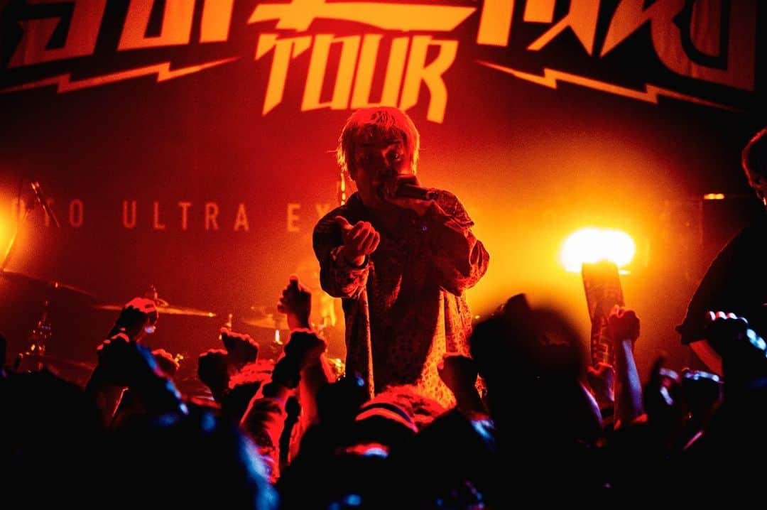 N∀OKIのインスタグラム：「響都超特急 TOUR 高松オリーブホール  GUEST 四星球  ファミリーレストラン  漫才真っ向勝負な ファミリーレストラン 久々見れてメチャアガる そして初対バンから11年も経った 超特急もはやレギュラー四星球 初卸し曲&初ネタ&愛盛りだくさん おおきに  今年は高松来すぎ過ぎやが 問答無用に熱狂大充満 ほんま香川好っきゃねん  ありがとうございました  写真 @ninjajon   #kue2023」