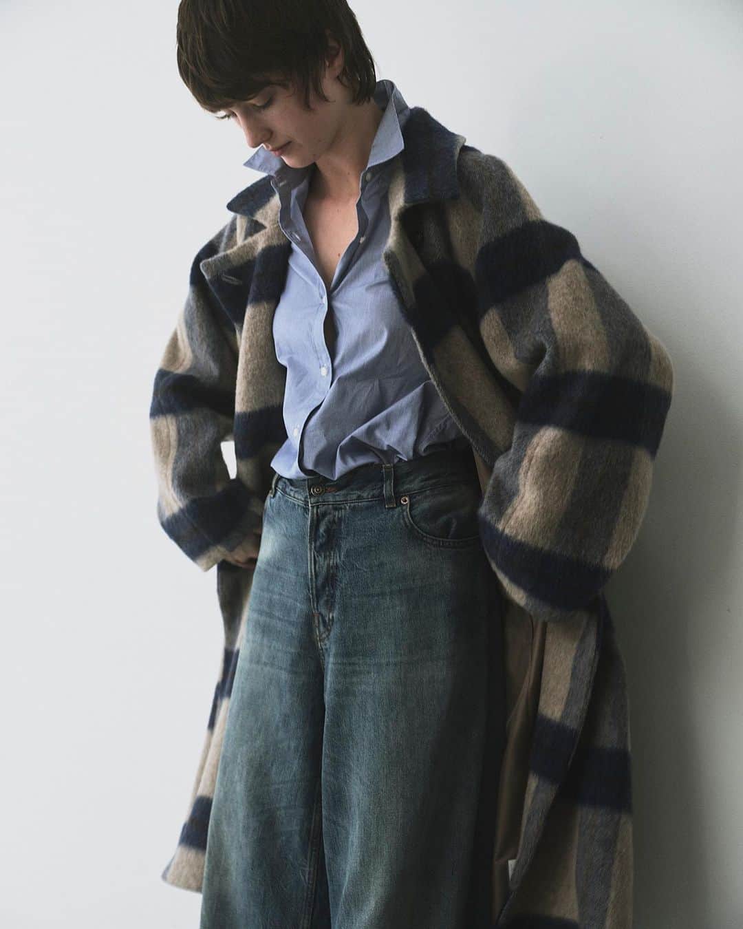 のインスタグラム：「. シャギーチェックコート ￥63,000  ベーシックコットンシルクシャツ ¥17,600  【HAIKURE】BETHANYデニム ¥37,400  #babylone #2023winter  #2023aw #haikure」