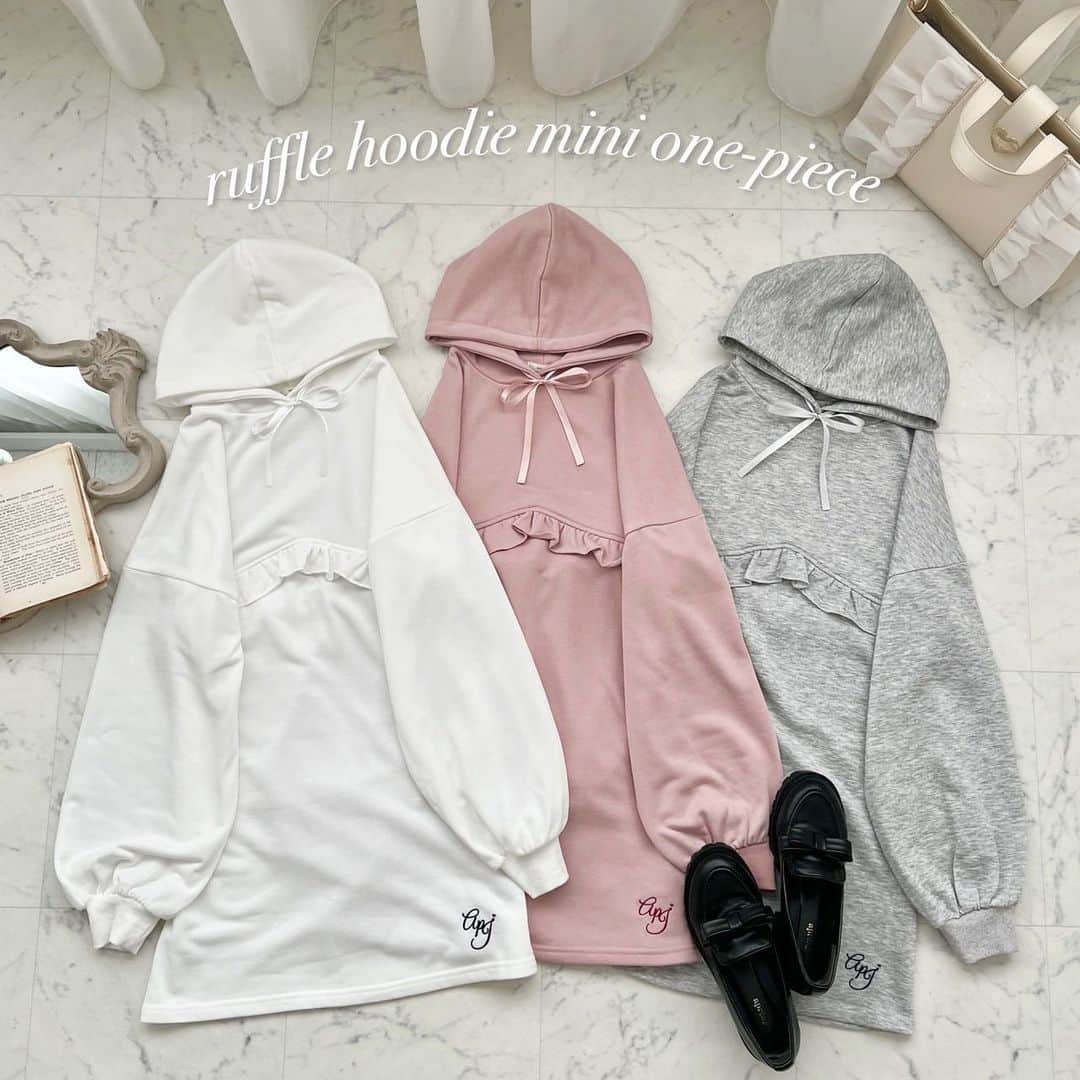 apres jour(アプレジュール) のインスタグラム：「【new arrival🎀】発売中！ ⁡ ◆華奢見え効果抜群なミニワンピースが登場！  お袖は自然と萌え袖になるサイズ感で女の子らしさを残しつつ、 カジュアルな雰囲気も楽しんでいただけます。 胸元から背後までぐるりと１周、フリルリボンがあしらわれていて、 バックスタイルまで抜かりなく可愛いデザインとなっております。 ハイウエスト位置にフリルデザインがあり、華奢見え効果も抜群です！  フード紐には同色のサテンテープを使用。 紐をリボン結びにしたアレンジも◎  裾にはロゴ刺繍が入ったデザインなので、ワンポイントで可愛くみせてくれます♡ ⁡ #フリルパーカーミニワンピース 商品番号🔎984357 サイズ…F/XL ¥4,595(taxin) ⁡ ⁡ こちらの画像はインスタ用に加工しておりますので、カラーの雰囲気が実際の商品と異なる場合がございます。 商品ページにてカラーのご確認をお願い致します。 ⁡ #ZOZOでしか買えない #アプレジュール #アプレ部」