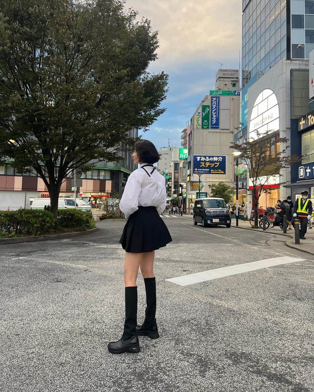 瀬畑茉有子のインスタグラム：「. . 風が強すぎて目が開かない🌪️ 宇宙服並みに膨らんだ私服🧑‍🚀 . .  ⚫︎黒タイシャツ @opaque.clip  ⚫︎プリーツスカート @chicjoc_official  ⚫︎ビブラムソールロングブーツ  @alm._official  . . #ootd #autumnmood #skirt  #streetphotography  #boots  #vibram  #bw  #bw_photooftheday  #私服コーデ」