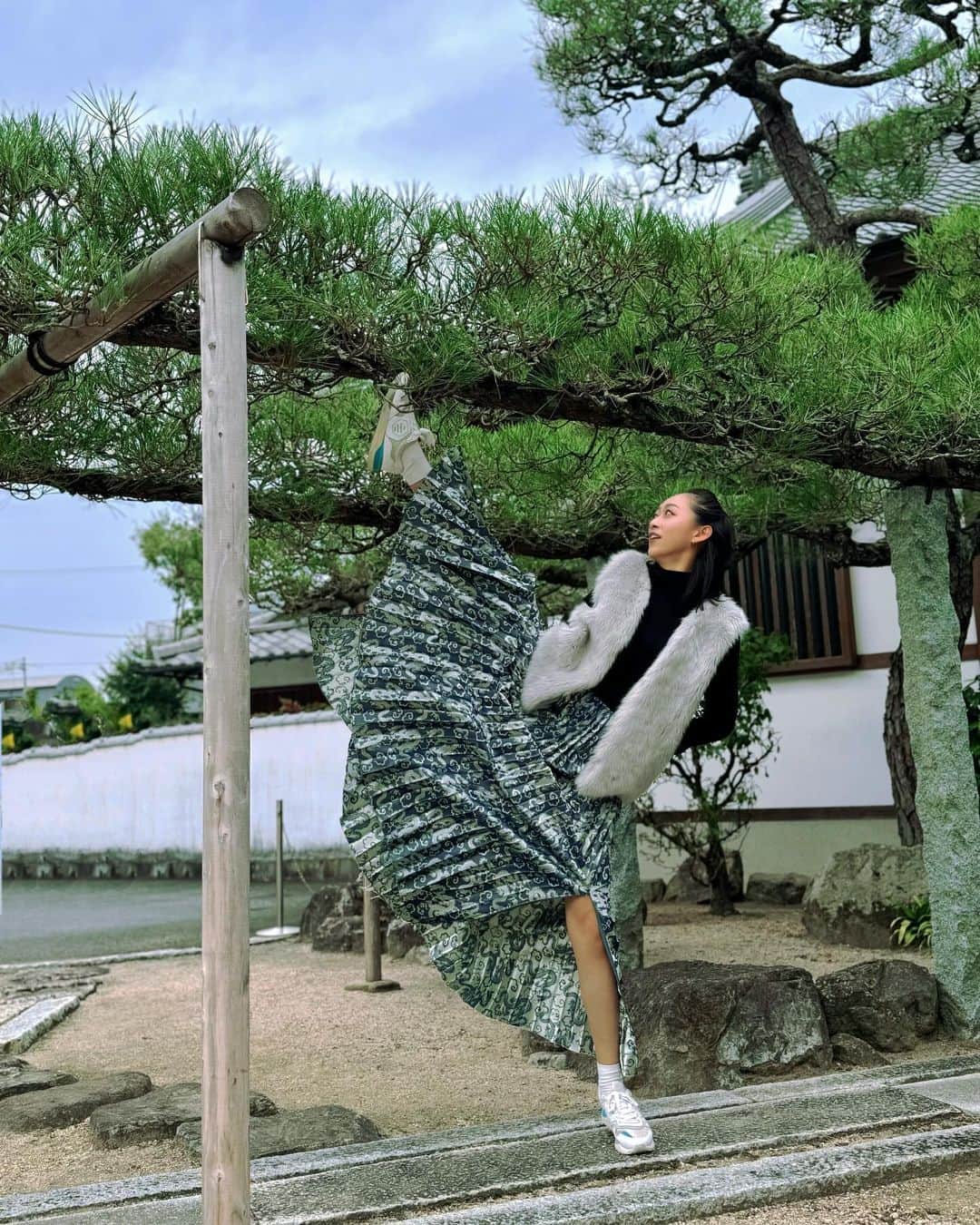 梨衣名のインスタグラム：「High kick under a pine tree.」