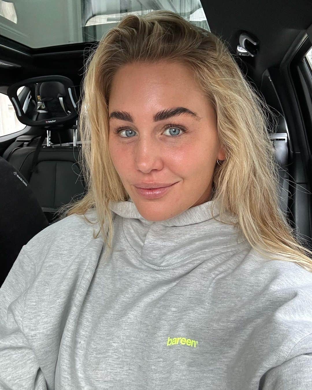ヤネッテ・オッテセンのインスタグラム：「God fredaaaaaaag derude 💛   Jeg takker for en fed uge med masser af seje klienter, fantastiske klientbeskeder, vilde resultater og statusser OG søde følgere her på insta ♥️  Jeg glæder mig allerede til næste uge, når vi  sammen skal knokle mod vores mål igen 💪🏽💪🏽💪🏽  Husk at NYDE jeres weekend og brug tiden på, at være gode ved jer selv og hinanden 🙏🏽  Hej hej 🙋🏼‍♀️」