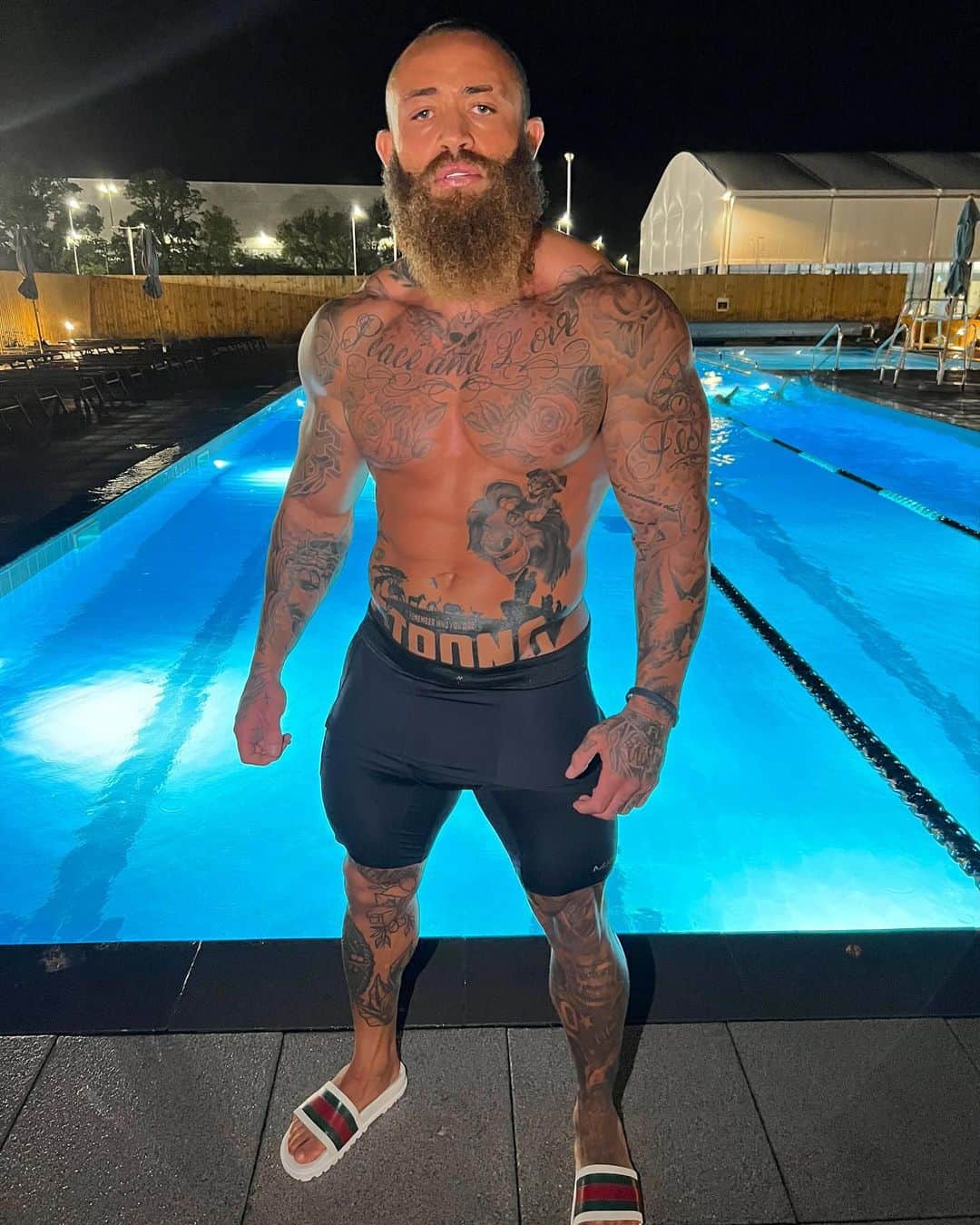 アシュリー・ケインのインスタグラム：「Swim 🏊🏽‍♂️ Sauna 🥵 Plunge 🥶 = Ultimate active recovery ❤️‍🩹  I enjoy swimming because it works your whole body - toning muscles, improving range of motion, building strength/endurance and increasing your heart rate with no impact on your joints, resulting in no stress to your body. It's also a great way to make your heart and lungs stronger, improving your cardiovascular system.   I then like to alternate between the sauna (heat) and the plunge pool (cold) as I believe that it aids in reducing exercise-induced muscle/joint/ligament inflammation and pain, while promoting faster and more efficient recovery, along with the many other health benefits.   I enjoy this routine in the evenings because it helps boost my mood, manage my stress and improve the depth and quality of my sleep, which I now realise is so important.   I'm going to be investing a lot of time over the next 12 months trying to improve my health and wellbeing, my performance and longevity and in turn my quality of life by looking inward and implementing the things that internally and externally benefit and encourage strength, growth, resilience and healing within my being.   Have a great day my people and remember, today is just another opportunity to be better! 🦁✊🏾🧡🫡」
