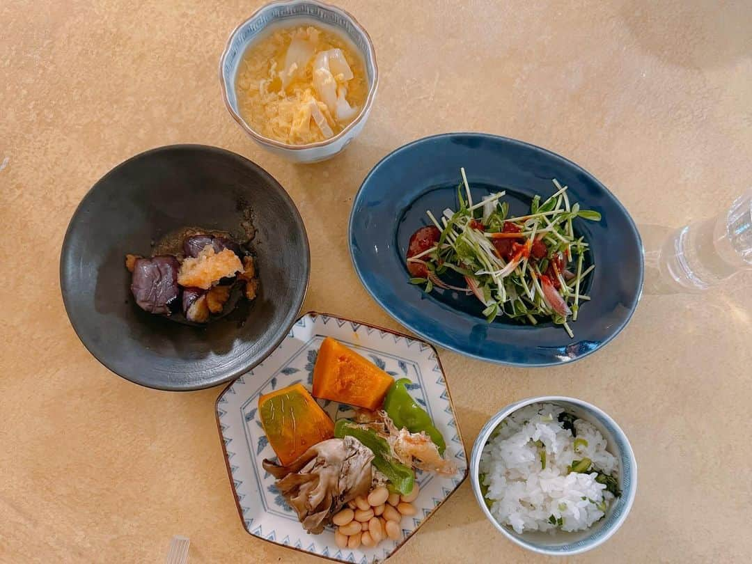 カオルコさんのインスタグラム写真 - (カオルコInstagram)「可愛いがダダ漏れの @yuki_shunkohsha さんの月イチのお料理教室。 前回ディナーもさせて頂いた @iro_tokyo の素敵な空間で。  先生のお人柄のファンという方が多いかしら。お料理もとてもお勉強になる。 おうちでできるものがたくさんで、お野菜の切り方、下ごしらえ、調理器具のことまで教えてくださる。 先生がぽろっと口にする言葉に個人的にはかわいくてぶったおれ〜笑 食材を雑に扱うと｢かわいそう｣と呟やいていたの。かわいすぎるぅ。  このくらいの量、面倒だから入れてしまえ！そんなことは避けて、ひと手間かけて優しく行う。感謝と愛とおいしくなーれの心意気。大好きです。  なすの素揚げの時ね、私なら最後ぎゅうぎゅうお鍋に突っ込んでたねwたとえ数個が残っても、詰め込まないで今のが揚がってから入れてあげて。ぎゅうぎゅうでかわいそうじゃない。 やめてー！だからもぅかわいいって♡ 反省。  またよろしくお願いします。  #料理教室 #tokyo  #lifestyle #fashionable  #yum #likeit」10月20日 18時29分 - ka_ruk_