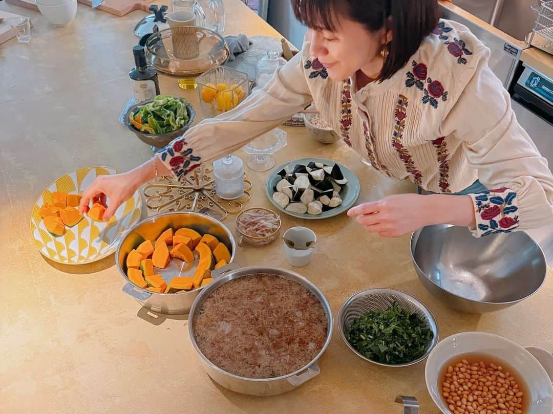 カオルコさんのインスタグラム写真 - (カオルコInstagram)「可愛いがダダ漏れの @yuki_shunkohsha さんの月イチのお料理教室。 前回ディナーもさせて頂いた @iro_tokyo の素敵な空間で。  先生のお人柄のファンという方が多いかしら。お料理もとてもお勉強になる。 おうちでできるものがたくさんで、お野菜の切り方、下ごしらえ、調理器具のことまで教えてくださる。 先生がぽろっと口にする言葉に個人的にはかわいくてぶったおれ〜笑 食材を雑に扱うと｢かわいそう｣と呟やいていたの。かわいすぎるぅ。  このくらいの量、面倒だから入れてしまえ！そんなことは避けて、ひと手間かけて優しく行う。感謝と愛とおいしくなーれの心意気。大好きです。  なすの素揚げの時ね、私なら最後ぎゅうぎゅうお鍋に突っ込んでたねwたとえ数個が残っても、詰め込まないで今のが揚がってから入れてあげて。ぎゅうぎゅうでかわいそうじゃない。 やめてー！だからもぅかわいいって♡ 反省。  またよろしくお願いします。  #料理教室 #tokyo  #lifestyle #fashionable  #yum #likeit」10月20日 18時29分 - ka_ruk_