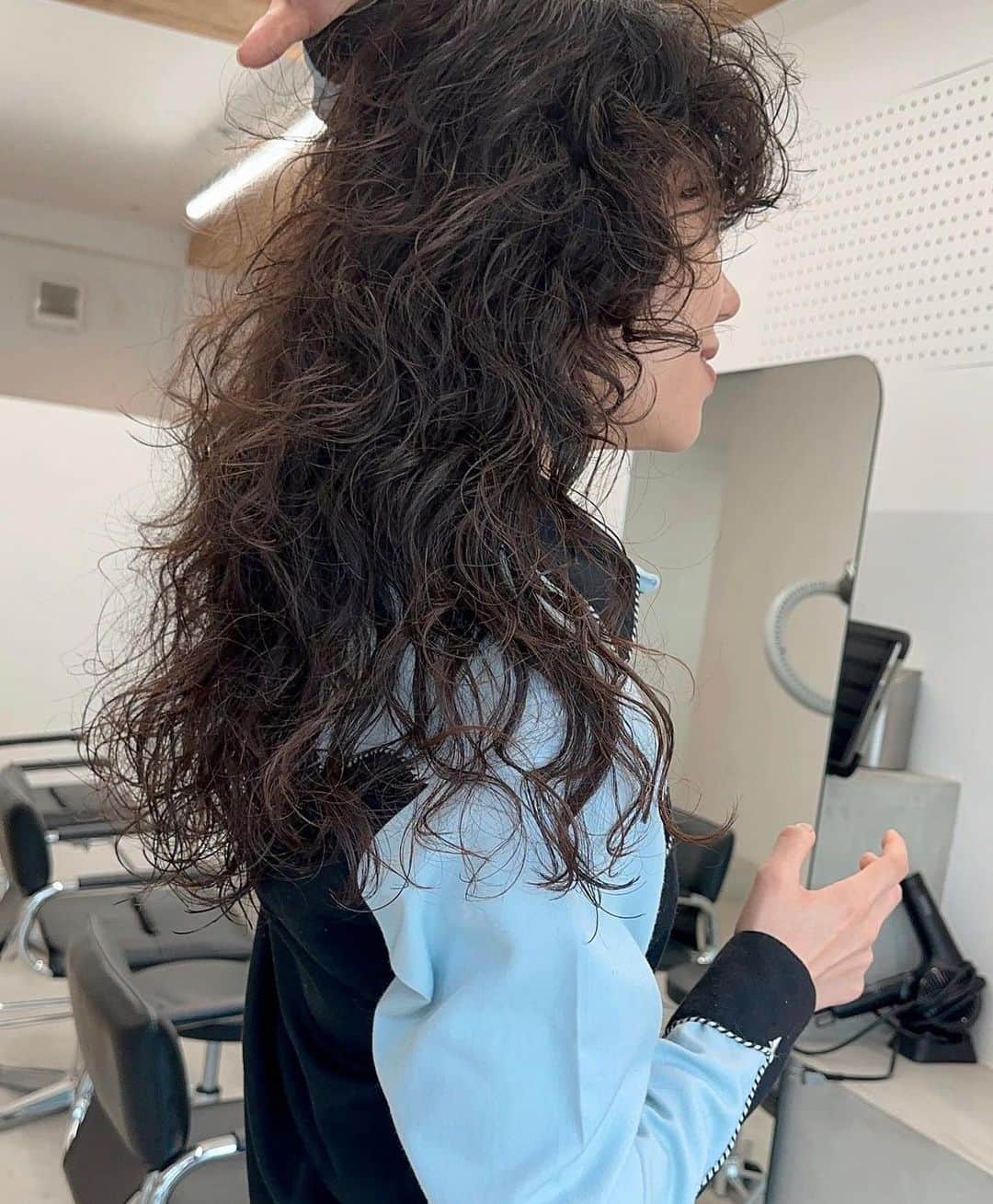 nanukさんのインスタグラム写真 - (nanukInstagram)「想い込めてお客様の髪の毛を 長年任せてもらえることが嬉しいです。 . しっかりケアしながら、 たくさんの変化を楽しんでいただきたいです。 . hair/ @sano_nanuk  . #guestnanuk .  #ロングパーマ#パーマ#パーマヘア#パーマスタイル#パーマカラー#くるくるパーマ#ニュアンスパーマ#スパイラルパーマ#ウェーブパーマ#簡単ヘアアレンジ#ヘアアレンジ#パーマロング #ロングヘアー#ロングスタイル#ロングレイヤー#ロングアレンジ#ドライ#dry#ドライヘアー#dryperm#dryhair#ドライパーマ#渋谷美容室」10月20日 18時30分 - nanukhair
