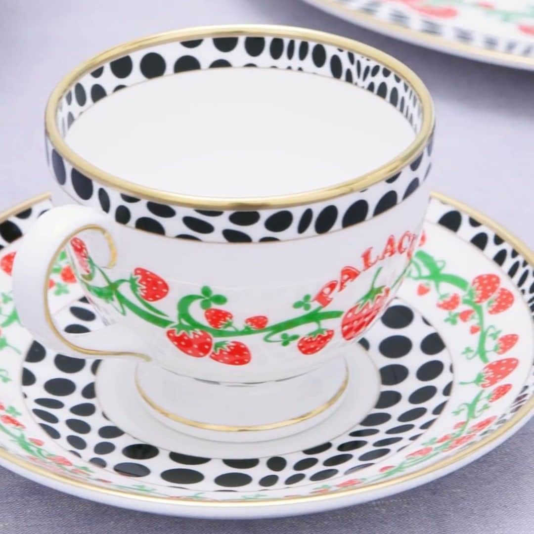 Harrodsのインスタグラム：「Palace Wedgwood: As the English heritage brand moves into a new era of boundary-pushing design, its iconic Wild Strawberry pattern of 1964 gets the distinctive touch from London’s PalaceSkateboards. Shop the Palace Wedgwood collection in-store in the Home & Furniture department on the Third Floor.  #Harrods」