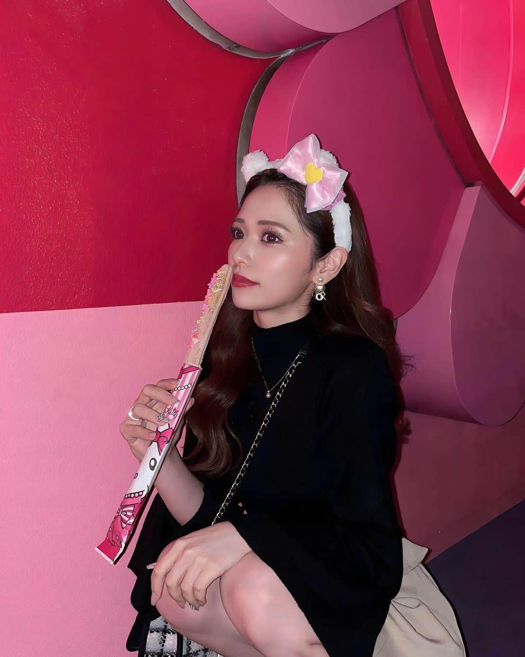 のインスタグラム：「. 最近横向く写真多め🤣  キティちゃんとか初めてつけたよ🐈 でも可愛いこのカチューシャ🫶🏻  平日なのに人多くて え？！平日だよね？ってなってた。笑 そして何よりこのキティちゃんの チュリトス美味しすぎて感動😭💕 次も行ったらあるかな〜💭  #me #usj」