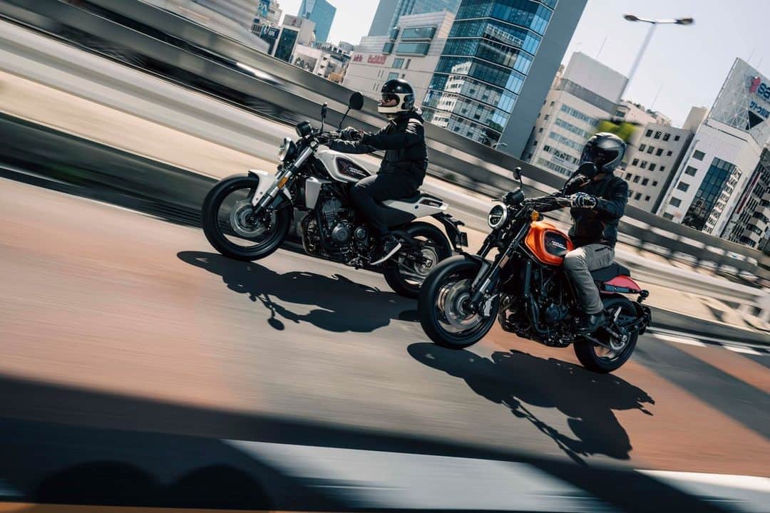 Harley-Davidson Japanさんのインスタグラム写真 - (Harley-Davidson JapanInstagram)「X350とX500が、本日ついにデビュー。10/21～29までは「HARLEY-DAVIDSON X™ Café」が原宿駅前に期間限定オープン。新モデルの日本最速展示のほか、限定スイーツやドリンクもお楽しみください。  軽量で取り回しのしやすいコンパクトさを備えたトラッカースタイルのX350と、アメリカンロードスタースタイルのX500。“普通自動二輪MT免許で乗れるハーレー”X350は699,800 円です  ■会  場：東京都渋谷区神宮前6-35-6 jing原宿 （JR原宿駅徒歩2分）  ■期  間：各日11:00-21:00（フード・ドリンクをご提供できる時間は日程によって異なります。下記をご参照ください）  【フード・ドリンクご提供時間】	 10月21日（土）　11:00-21:00 10月22日（日）　11:00-19:30 10月23日（月）～26日（木）　12:00-18:00 10月27日（金）　12:00-21:00 ※この日はタレント平嶋夏海さんを招いたトークショーを19時から開催 10月28日（土）　11:00-21:00  ※この日は仮装またはハーレーアパレル着用の来店で200円OFFになる“HARLEY-WEEN”パーティーも開催！ 10月29日（日）　11:00-19:30  https://www.h-d.com/jp/ja/motorcycles/h-d-x.html  #HarleyDavidson #ハーレーダビッドソン #UnitedWeRide #X350 #X500」10月20日 18時30分 - harleydavidsonjapan