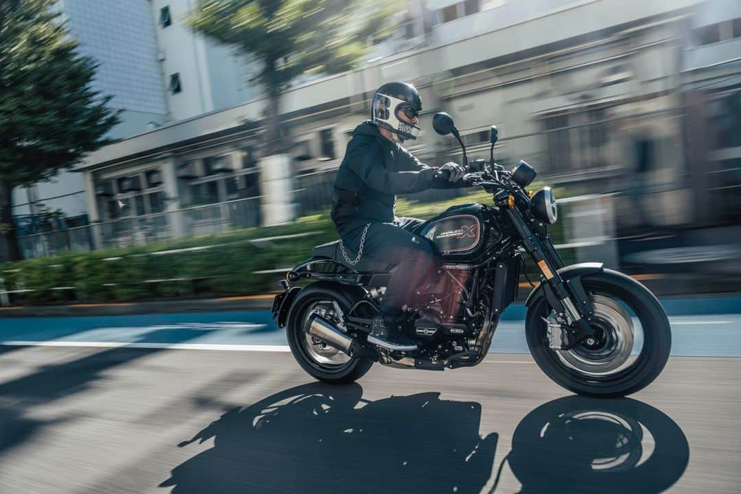 Harley-Davidson Japanさんのインスタグラム写真 - (Harley-Davidson JapanInstagram)「X350とX500が、本日ついにデビュー。10/21～29までは「HARLEY-DAVIDSON X™ Café」が原宿駅前に期間限定オープン。新モデルの日本最速展示のほか、限定スイーツやドリンクもお楽しみください。  軽量で取り回しのしやすいコンパクトさを備えたトラッカースタイルのX350と、アメリカンロードスタースタイルのX500。“普通自動二輪MT免許で乗れるハーレー”X350は699,800 円です  ■会  場：東京都渋谷区神宮前6-35-6 jing原宿 （JR原宿駅徒歩2分）  ■期  間：各日11:00-21:00（フード・ドリンクをご提供できる時間は日程によって異なります。下記をご参照ください）  【フード・ドリンクご提供時間】	 10月21日（土）　11:00-21:00 10月22日（日）　11:00-19:30 10月23日（月）～26日（木）　12:00-18:00 10月27日（金）　12:00-21:00 ※この日はタレント平嶋夏海さんを招いたトークショーを19時から開催 10月28日（土）　11:00-21:00  ※この日は仮装またはハーレーアパレル着用の来店で200円OFFになる“HARLEY-WEEN”パーティーも開催！ 10月29日（日）　11:00-19:30  https://www.h-d.com/jp/ja/motorcycles/h-d-x.html  #HarleyDavidson #ハーレーダビッドソン #UnitedWeRide #X350 #X500」10月20日 18時30分 - harleydavidsonjapan