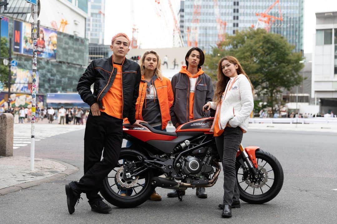 のインスタグラム：「X350とX500が、本日ついにデビュー。10/21～29までは「HARLEY-DAVIDSON X™ Café」が原宿駅前に期間限定オープン。新モデルの日本最速展示のほか、限定スイーツやドリンクもお楽しみください。  軽量で取り回しのしやすいコンパクトさを備えたトラッカースタイルのX350と、アメリカンロードスタースタイルのX500。“普通自動二輪MT免許で乗れるハーレー”X350は699,800 円です  ■会  場：東京都渋谷区神宮前6-35-6 jing原宿 （JR原宿駅徒歩2分）  ■期  間：各日11:00-21:00（フード・ドリンクをご提供できる時間は日程によって異なります。下記をご参照ください）  【フード・ドリンクご提供時間】	 10月21日（土）　11:00-21:00 10月22日（日）　11:00-19:30 10月23日（月）～26日（木）　12:00-18:00 10月27日（金）　12:00-21:00 ※この日はタレント平嶋夏海さんを招いたトークショーを19時から開催 10月28日（土）　11:00-21:00  ※この日は仮装またはハーレーアパレル着用の来店で200円OFFになる“HARLEY-WEEN”パーティーも開催！ 10月29日（日）　11:00-19:30  https://www.h-d.com/jp/ja/motorcycles/h-d-x.html  #HarleyDavidson #ハーレーダビッドソン #UnitedWeRide #X350 #X500」