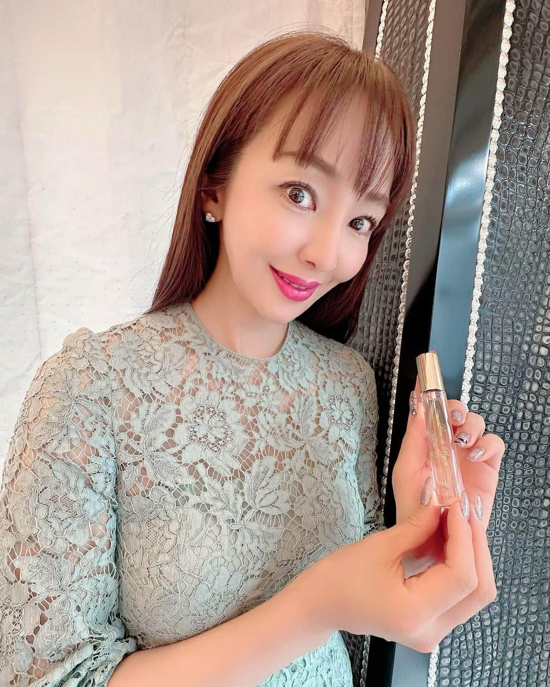 神田うののインスタグラム：「オードトワレ再販売致しました🥰  2021年より約1年半の間、2か月ごとに発売をしてきました「オードトワレ」全10種を、この度再販売をすることが決定致しました😘✌️  これまでは、それぞれの香りを、2か月間だけの期間限定販売でしたが、10種をお好きなタイミングでご購入が可能となります❣️  また、これまで定期でご購入の客様💕には、20%OFFの3,960円（税込）でしたので、 今回の再販売も価格は20%OFFのままで 据え置かせて頂きます♪  我ながら、香りは全てパーフェクトでありながらサイズ感もとても良く✌️沢山パフュームは（ギフトで頂いた物など）持っているもののUNOはパーティーバッグや日頃持ち歩くパフュームとしてコレしか愛用していない状況です🤣  ですので皆様💕是非これまでのお好きな香りや使ってみたい香りがありましたらまたチャレンジされてみてくださいねー🥰  @tokyocosmetics_official @peau_de_bijou_uno  #peaudevijou_uno #ポードビジューウノ #オードトワレ #宝石肌 #ジュエル成分 #ゴールド #プラチナ #パール #バラエキス #ダマスクローズ #西洋バラ #ヒト幹細胞培養液 #ヒアルロン酸 #コラーゲン #スキンケア #skincare #エイジングケア #神田うの #unokanda」