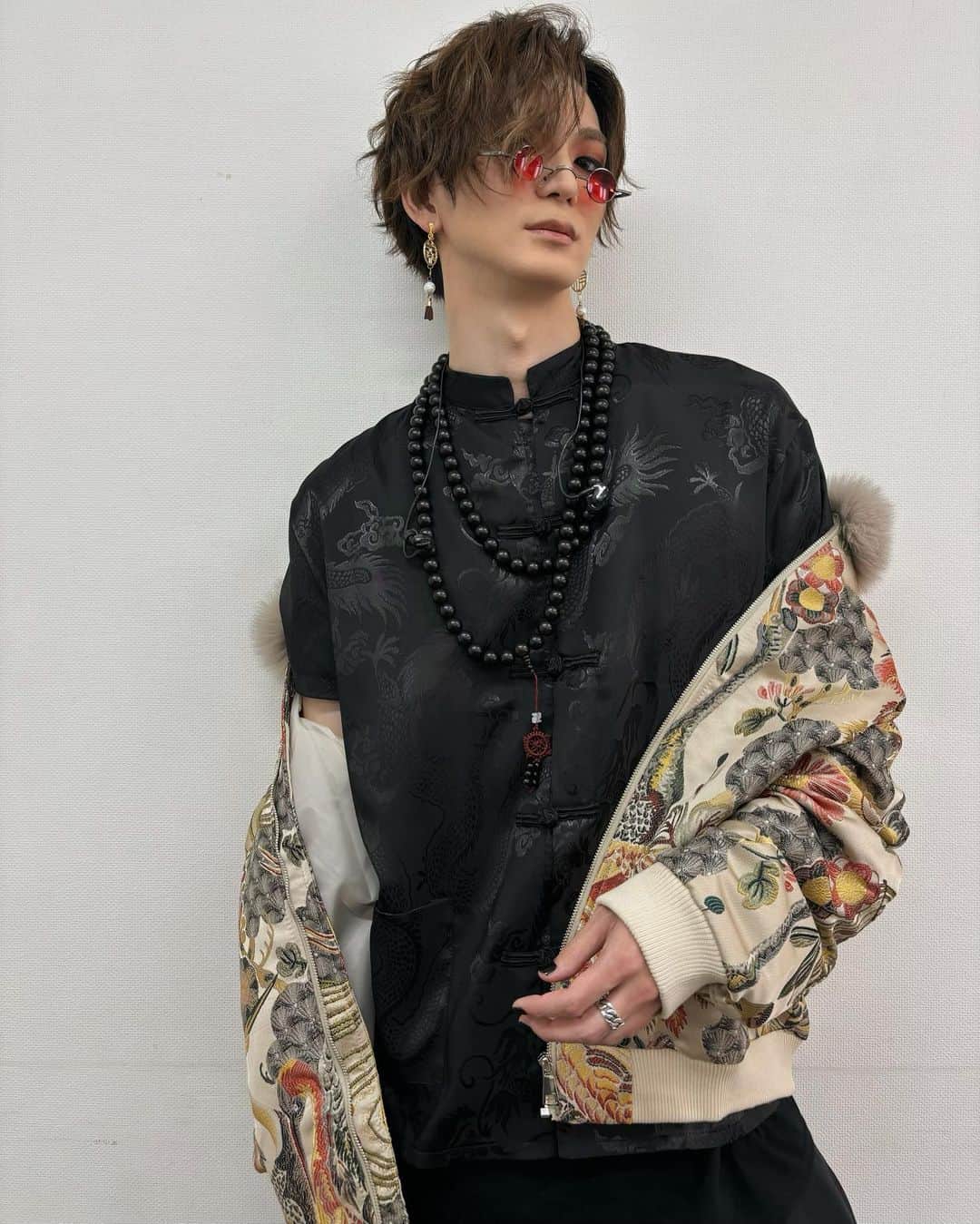 しゅーずのインスタグラム：「BEGIN THE VISION 〜 Halloween Party〜 ありがとうございました🐼 . 今年はチャイニーズマフィアの仮装をして参戦いたしました。楽しんでいただけましたか？ . 実は細かいところに卍があったり、爪を黒く塗っていたりと きちんと作り込んでおりました。 イメージはシャンティの彼でございました(シャンティは歌ってません) 優勝できたでしょうか🏆 お越しくださった皆様に心より感謝を致します。 . 全身撮ろうと思ったら胸ぐら掴んでる図になった写真もあったので載せます。」