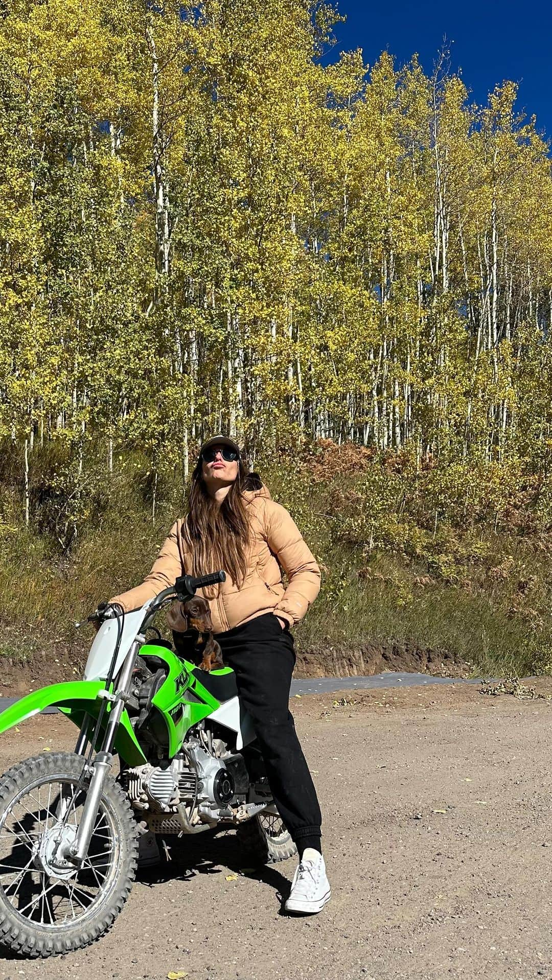 ヴァレンティン・トーマスのインスタグラム：「Learning how to dirt bike with a sausage in tow 😂 A+ for effort.」