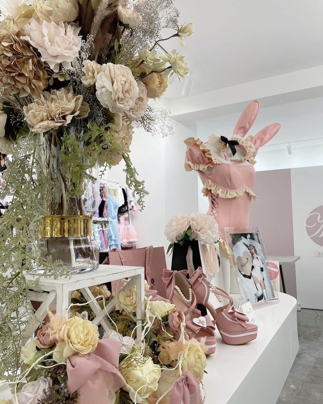 姫宮まほれさんのインスタグラム写真 - (姫宮まほれInstagram)「Malymoon初のPOPUP SHOP♡  10/22 まで原宿でやってるよー！   @malymoon1991   ハロウィンイベントのコスプレや女子会、推しちゃんへのプレゼントにも♪   平日2日間、お手伝いをさせて頂きました🫶🏻💓 めちゃくちゃ可愛かったのでレポ動画撮ってみたよ♡  土日は来店イベントもやってるので  気になる方はMalymoonさんの公式ページ見てみてくださいー(՞ ܸ.ˬ.ܸ՞)”   #malymoon #マリームーン #ハロウィンコスプレ #コスプレ衣装#アイドル #アイドル衣装#コンカフェ嬢 #コスチューム #チャイナドレス #メイド#猫耳#japanesecostume」10月20日 23時57分 - mahore07