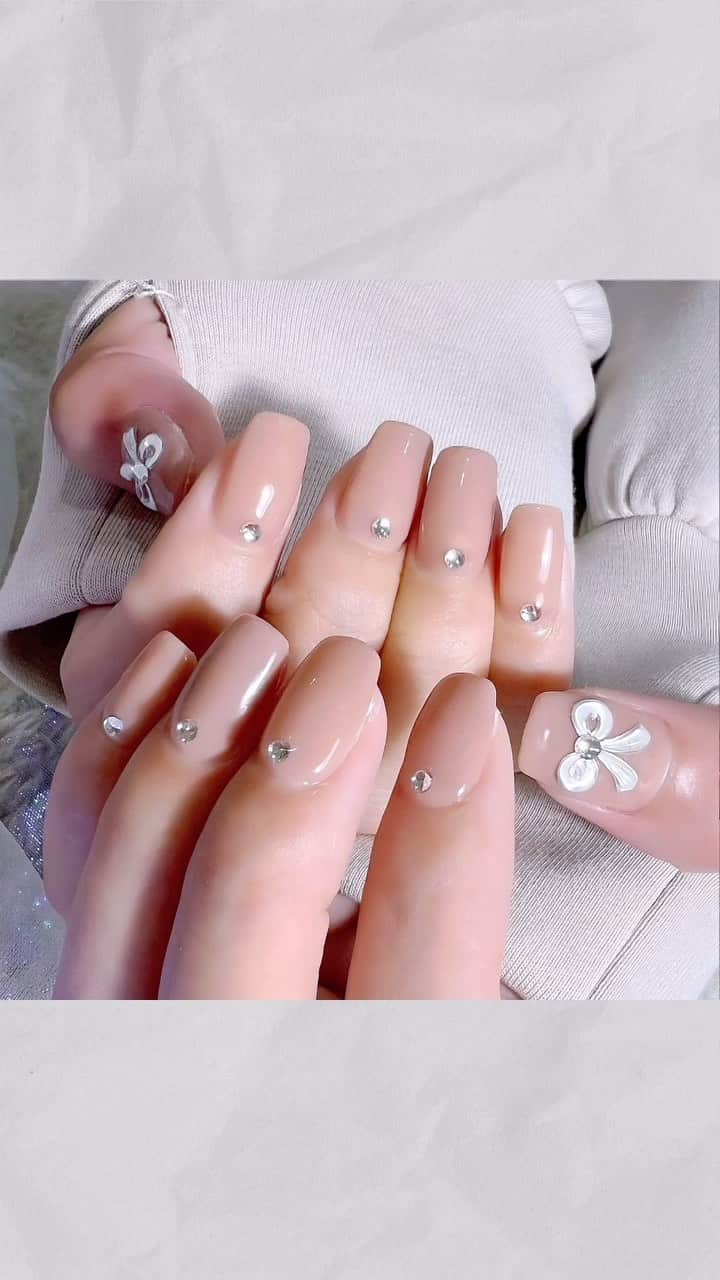 なかやまちえこのインスタグラム：「ℝ𝕚𝕓𝕓𝕠𝕟.⠀ ⠀ @yakko928 ちゃん⠀ ⠀ @aby_sharenail #nail #nails #nailart #ネイル #美甲 #ネイルアート  #japanesenailart #manucure #japanesenails #manicurist #gelnails #أظافر #네일아트 #미용  #เพ้นท์เล็บ #artedeuñas #เพ้นท์เล็บเจล #ジェルネイルデザイン #ネイルデザイン #nagelkunst @kimacat_betty #pr コスメカラーゆり、リキッドメタルシルバー」