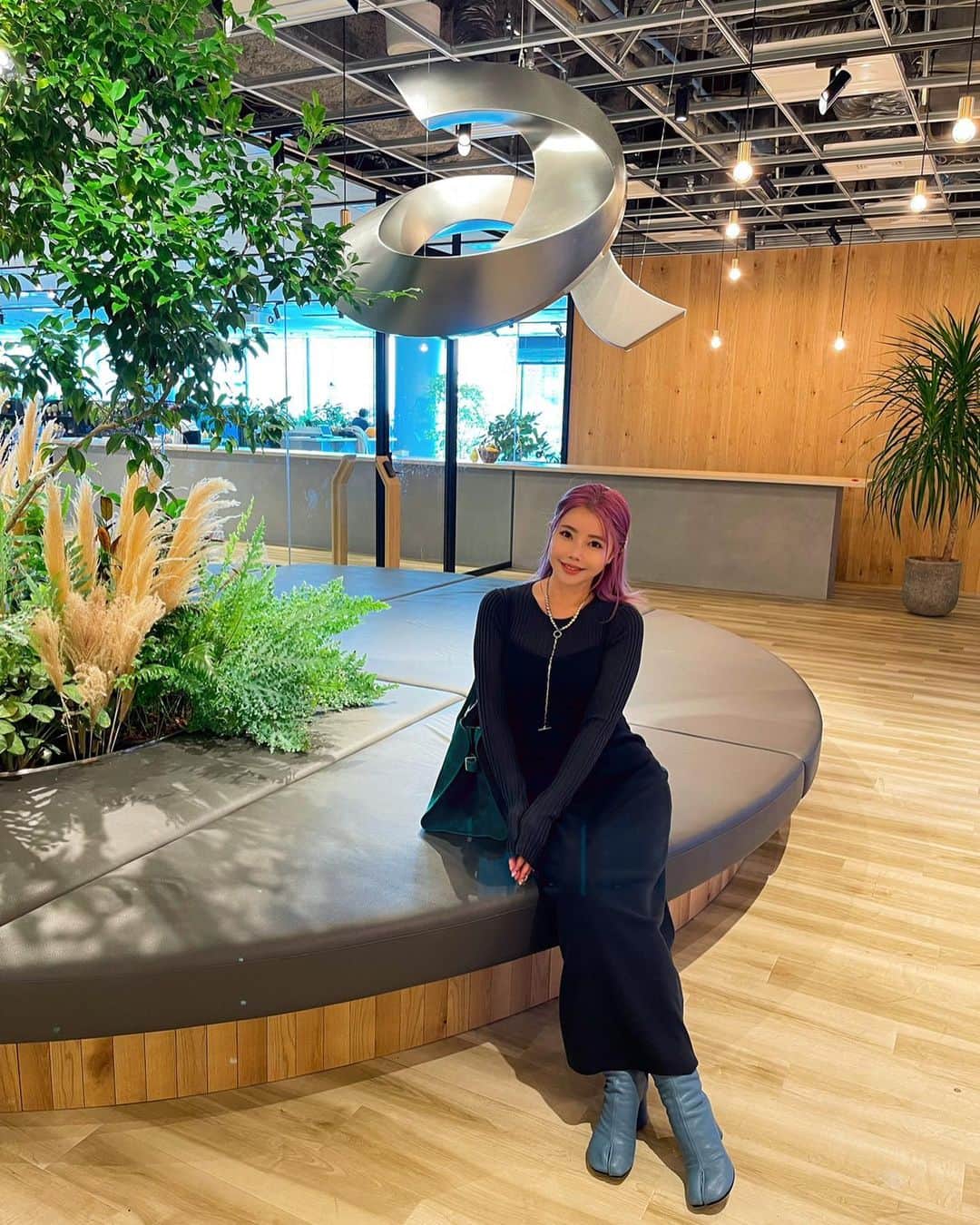 のインスタグラム：「･ aマークの下でパチリ✌️ たまにしか来ないから来るとここで撮りたくなっちゃう🤭 ･ ･ tabiブーツの季節到来🥾‎🤍 今日はブルーのtabi💙 ･ 5年位前に1足目を買って、 歩きやすさにハマってしまい、 何色も集めてたんだけど、 最近足が大きくなったのか？ 横幅が大きくなったのか？ ちょっと歩いたら痛くなるの🫠 ･ ちなみにわたし20代の時は靴のサイズ23cm、 30代になって24cm、ただ今24.5cm🫣 絶賛足だけ成長しているんだけど、 そんな人いる？？？🫠 ･ がんばって革をのばさないとっ☺️ ･ ･ お洋服は @uncrave_official」