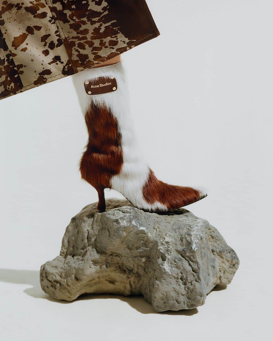 のインスタグラム：「Feet up. Discover #AcneStudios FW23 furry boots and trench coat, animated in the animal print of the season. ⁣ ⁣ Photographer: @EstelleHanania⁣ Set Design: #AliceKirkpatrick (@Alicekpk)」
