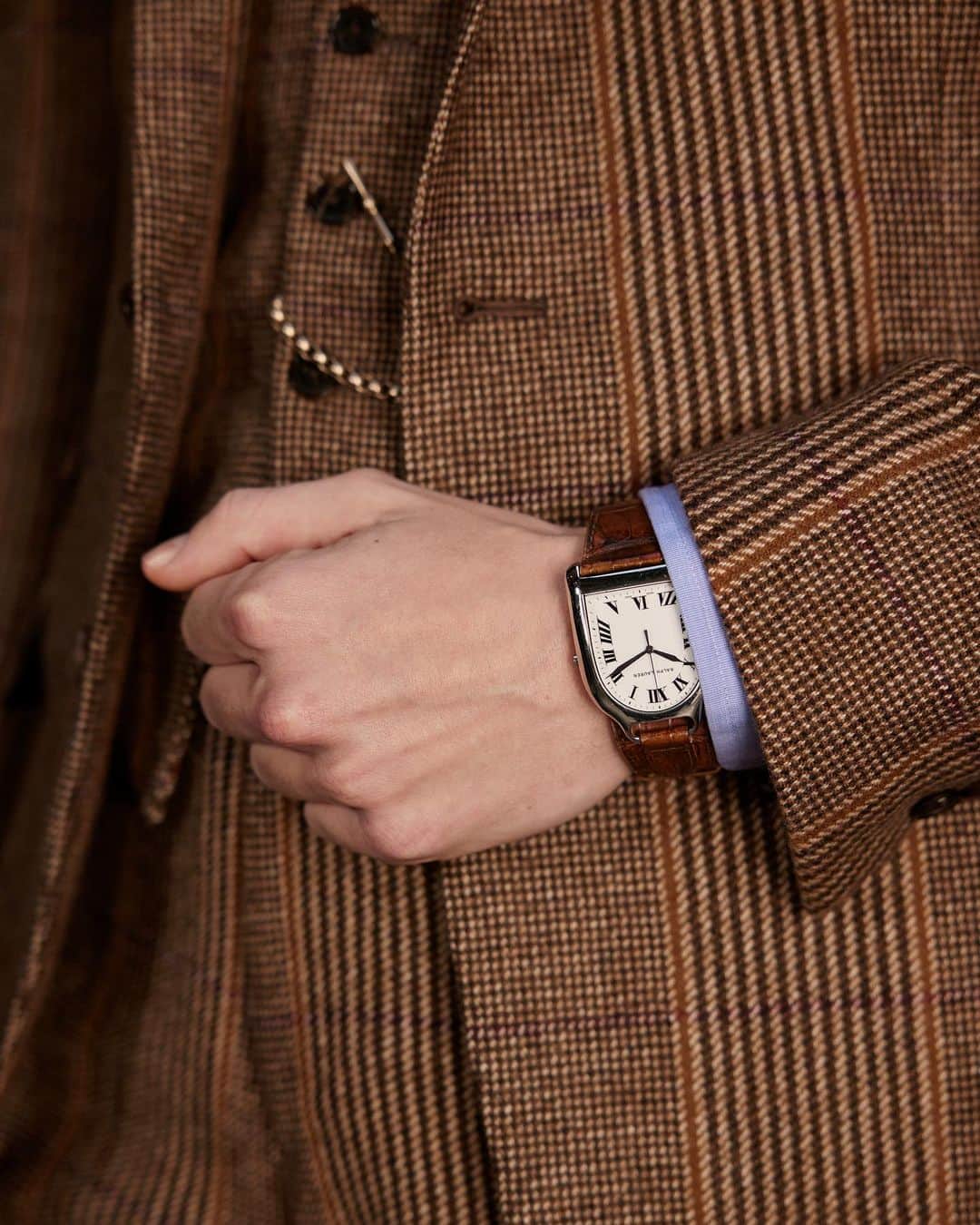 のインスタグラム：「Time-honored craft.  Powered with an RL688-caliber movement, the #RLStirrup Small Steel Watch balances the highest standards of Swiss horology with #RalphLauren’s equestrian heritage.   Explore more timepieces and inspiration from #RLPurpleLabel via the link in bio.」