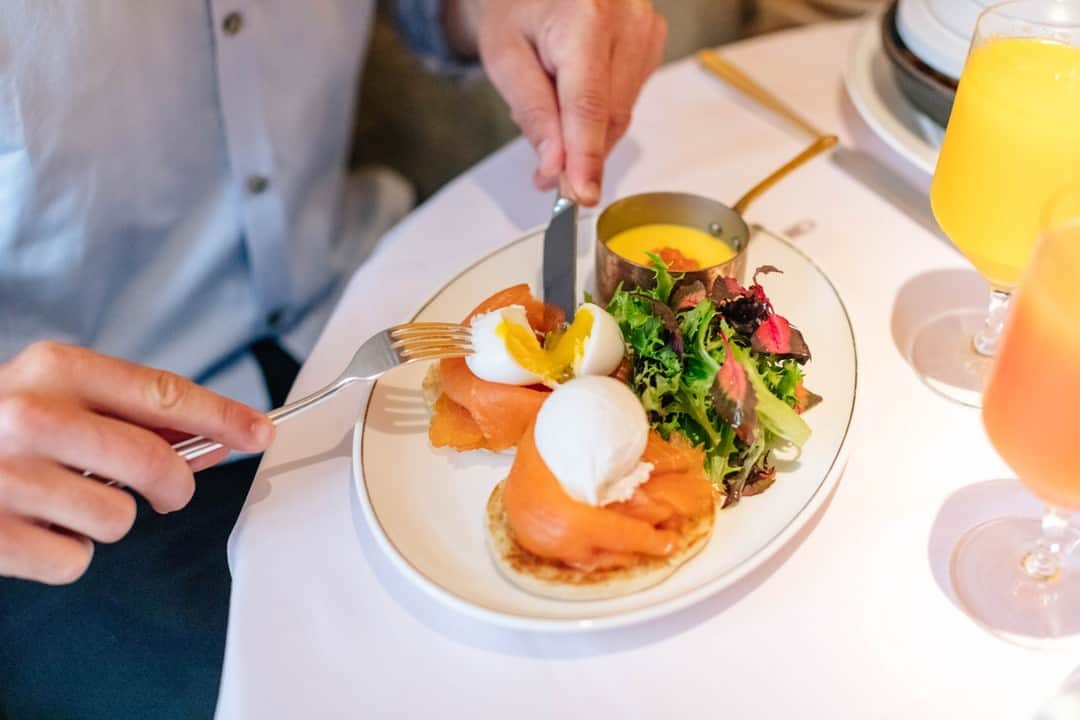 のインスタグラム：「Poached, smoked, and crafted with passion.  #thepeninsulanewyork #luxurytravel #nychotels #clementrestaurant #brunchnyc」