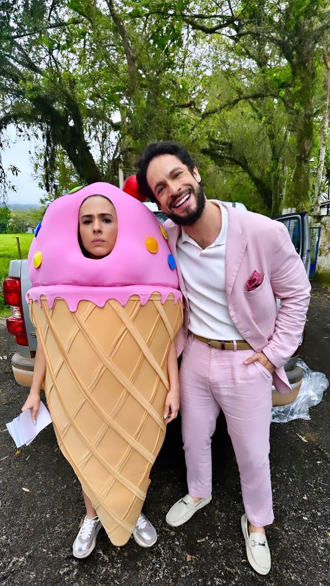のインスタグラム：「O dia que gravei com um sorvete gigante 🍦🤣 Bastidores x Cena com @tatawerneck   #TerraEPaixao #bastidores」