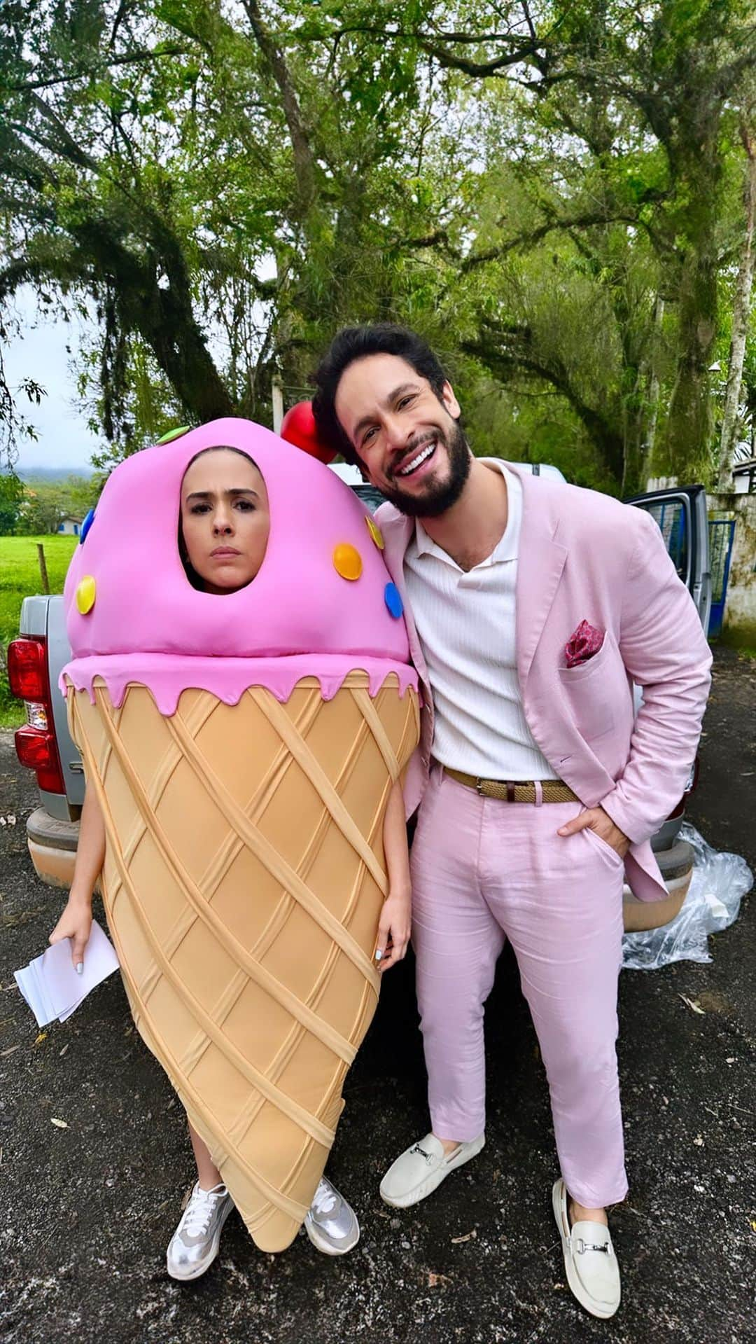 Tata Werneckのインスタグラム：「O dia que gravei com um sorvete gigante 🍦🤣 Bastidores x Cena com @tatawerneck   #TerraEPaixao #bastidores」