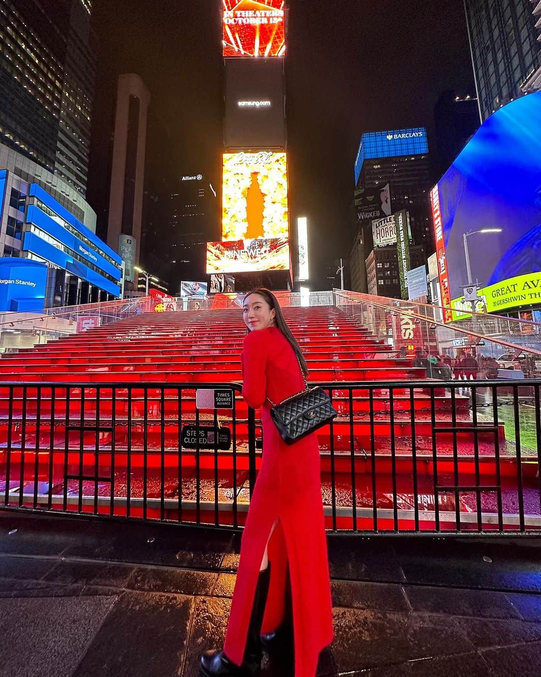 Ruuのインスタグラム：「昔から一人旅が好きで✈️💕 知らない場所に飛び込むのもへっちゃらで😂 今年は時間を作って絶対行くと決めていたNY🗽♥️ 自由にやりたいことをしまくる旅っていつまで出来るんだろう〜 なんて思いながら多分一生する🤣という結果に🤣  ViVid発表会の制作を毎日一緒にやっていたViVidの先生でもあるMOMOHAに話したら、今1番行ってみたい場所なんです🥹 とのことで、まさかまさかの1週間前にチケットを取り一緒に旅をすることに🇺🇸 そこからと言えばミュージカルのチケットを取ってくれたり、人気のカフェやレストランを予約してくれたり🥹寒かったらジャケットを貸しますなんて言ってくれたり😂あの、19歳ですか？ ってくらいしっかりしてて🙇🏻‍♀️✨自由の女神などなどの観光地にいくとグッツやお土産を爆買いする姿にもう見てる方が楽しくて楽しくて🤣お腹ちぎれるほど笑いまくりました、キャリーの中にぎゅーぎゅーにはいるぬいぐるみ達を忘れらません。ww  ミュージカルも2人で合計4作品観劇。 ミュージカル見終えてホテル帰ってきては、 あの部分のあの転換よかったよね、あれはああ表現するのね とか、どんなことも表現できないことはないんだねとか🤣 もうもうそれは死ぬほど熱苦しい話で盛り上がりww 毎度3倍は楽しめました🥹🫶🏻  2人ともダンス大好き、 作るのも大好き(作る方がちょっと好きw) ジャンルも年齢も違うけど、通じるものがたくさん🫶🏻 これから先も沢山悩んで、そして楽しんで、 最高なものを作っていきますよぉぉおおおおお🗽💕💕」