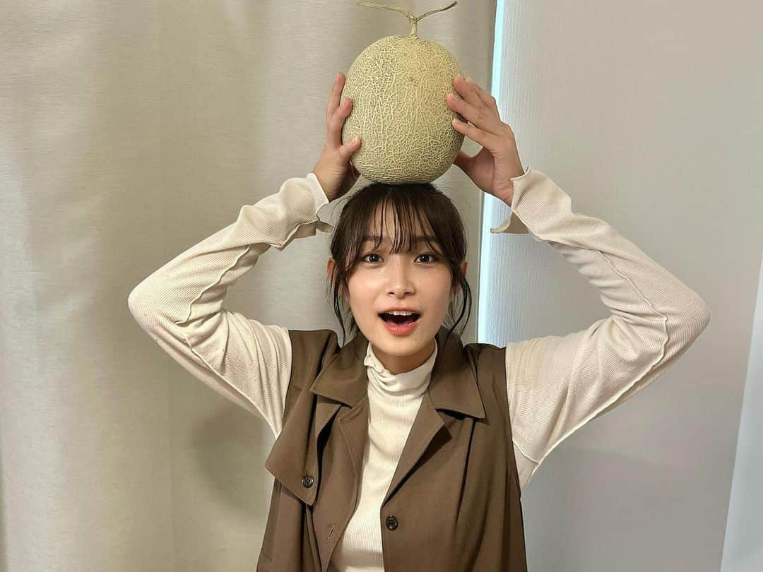 益田恵梨菜さんのインスタグラム写真 - (益田恵梨菜Instagram)「. お兄ちゃん家でメロン〜🤤 本当に果物って最高......！！ . #美味しかった #果物に埋もれたい #笑」10月20日 18時40分 - erina_msd