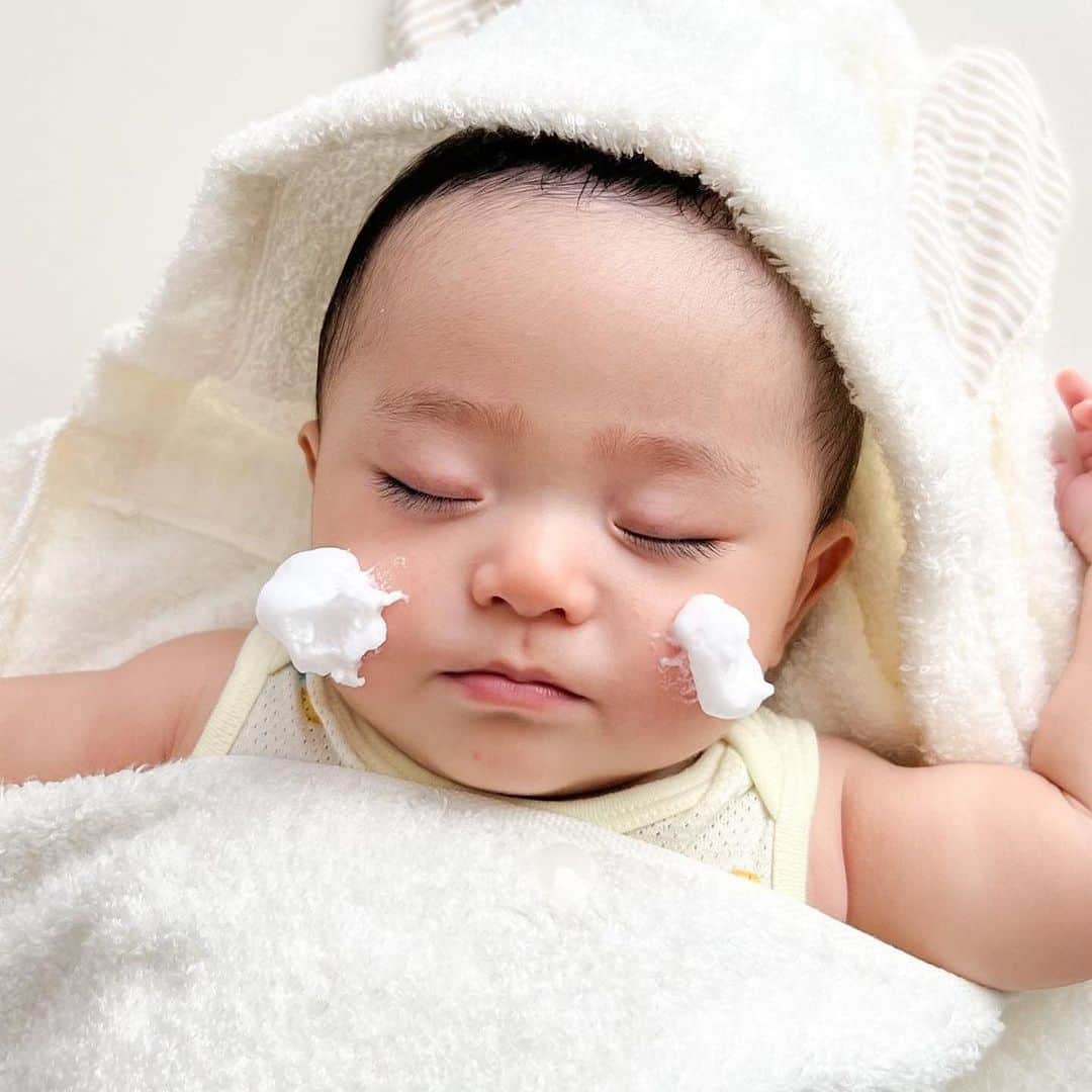 Fam's Baby ファムズベビーさんのインスタグラム写真 - (Fam's Baby ファムズベビーInstagram)「@famsbaby←我が子の肌トラブル予防しよう 色んな表情してくれる我が子ちゃん🤍🪽 どんだけママをきゅんとさせるの🥺 ⁡ お風呂あがりの清潔なお肌に泡あわしよう♪ お肌にバリアをつくり、肌本来の 「保湿・保護機能」を高めてサポートするよ☁️ ⁡ ⁡ photo by @riibabygram.o0 様withかなたん🍼 素敵なご投稿ありがとうございます✨ ※掲載の許可をいただいております ⁡ ☁️エンジェルフォーム☁️ 内容量85g 2640円（税込） -—————— 肌トラブル予防や育児・子育て情報発信👶🏻🍼 ママの心配事や疑問を解消する投稿を発信してます♪ @famsbaby 👈プロフィールからチェック♪ -—————— ⁡ ⏬check 👶🏻赤ちゃんの成長を無料オンラインサポート 【ファムズのがっこう】毎週開校中🏫 Instagramトップリンクから公式サイトへ♪ ⁡ ☁️泡あわアートキャンペーンを毎月実施中☁️ エンジェルフォームでアワアワになって可愛く楽しくスキンケアしよう☁️🤍 #泡あわアートキャンペーン #赤ちゃんのスキンケア #ファムズベビー をつけて投稿してください♪ 毎月10名様にお好きな商品をプレゼントしております🎁 ⁡ #ベビースキンケア#ベビースキンケア用品#赤ちゃんの保湿#赤ちゃんの肌トラブル#赤ちゃんスキンケア#ベビーケア#赤ちゃん保湿#赤ちゃん用品#エンジェルフォーム#赤ちゃんの肌荒れ#赤ちゃんのお肌」10月20日 18時40分 - famsbaby