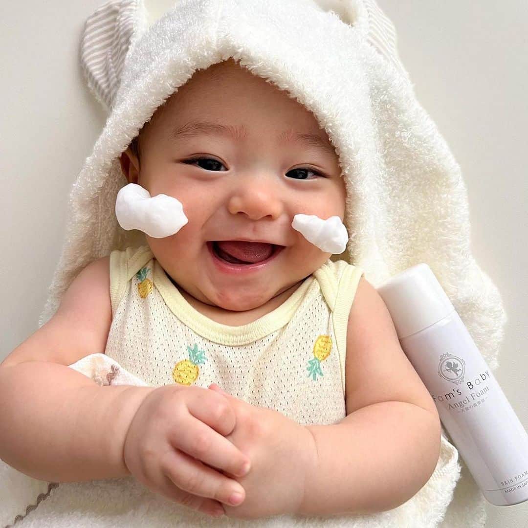 Fam's Baby ファムズベビーさんのインスタグラム写真 - (Fam's Baby ファムズベビーInstagram)「@famsbaby←我が子の肌トラブル予防しよう 色んな表情してくれる我が子ちゃん🤍🪽 どんだけママをきゅんとさせるの🥺 ⁡ お風呂あがりの清潔なお肌に泡あわしよう♪ お肌にバリアをつくり、肌本来の 「保湿・保護機能」を高めてサポートするよ☁️ ⁡ ⁡ photo by @riibabygram.o0 様withかなたん🍼 素敵なご投稿ありがとうございます✨ ※掲載の許可をいただいております ⁡ ☁️エンジェルフォーム☁️ 内容量85g 2640円（税込） -—————— 肌トラブル予防や育児・子育て情報発信👶🏻🍼 ママの心配事や疑問を解消する投稿を発信してます♪ @famsbaby 👈プロフィールからチェック♪ -—————— ⁡ ⏬check 👶🏻赤ちゃんの成長を無料オンラインサポート 【ファムズのがっこう】毎週開校中🏫 Instagramトップリンクから公式サイトへ♪ ⁡ ☁️泡あわアートキャンペーンを毎月実施中☁️ エンジェルフォームでアワアワになって可愛く楽しくスキンケアしよう☁️🤍 #泡あわアートキャンペーン #赤ちゃんのスキンケア #ファムズベビー をつけて投稿してください♪ 毎月10名様にお好きな商品をプレゼントしております🎁 ⁡ #ベビースキンケア#ベビースキンケア用品#赤ちゃんの保湿#赤ちゃんの肌トラブル#赤ちゃんスキンケア#ベビーケア#赤ちゃん保湿#赤ちゃん用品#エンジェルフォーム#赤ちゃんの肌荒れ#赤ちゃんのお肌」10月20日 18時40分 - famsbaby