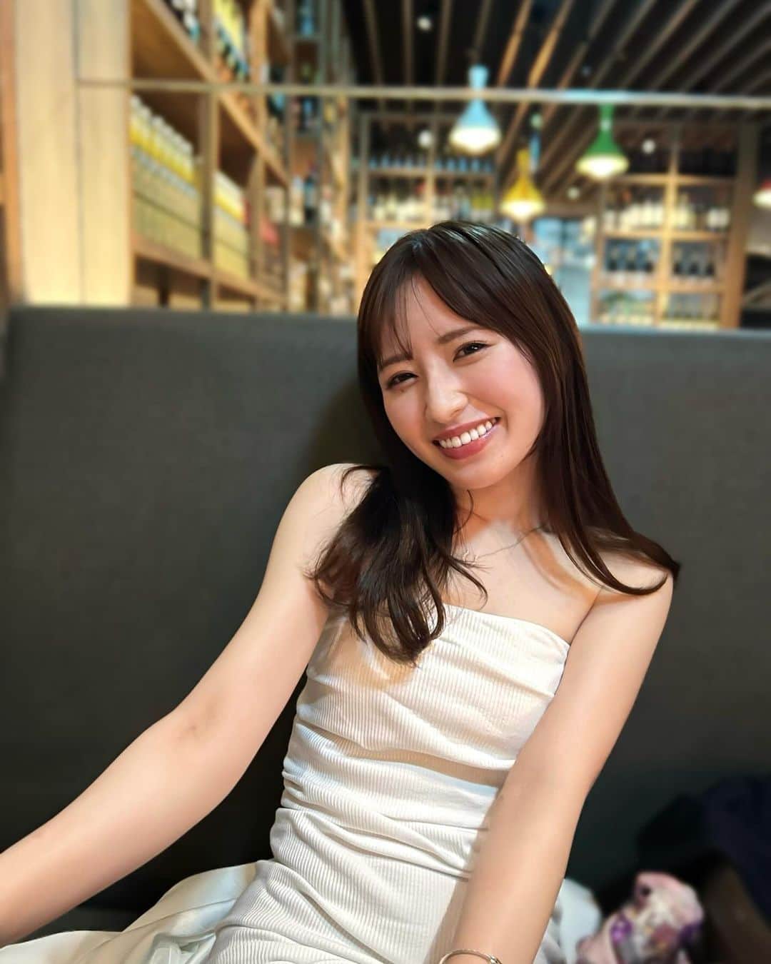 伊藤彩華のインスタグラム：「Happy Friday🥂  #スターダスト #伊藤彩華 #女子会 #ディナー #デート #六本木 #イタリアン #白コーデ #dinneroutfit」