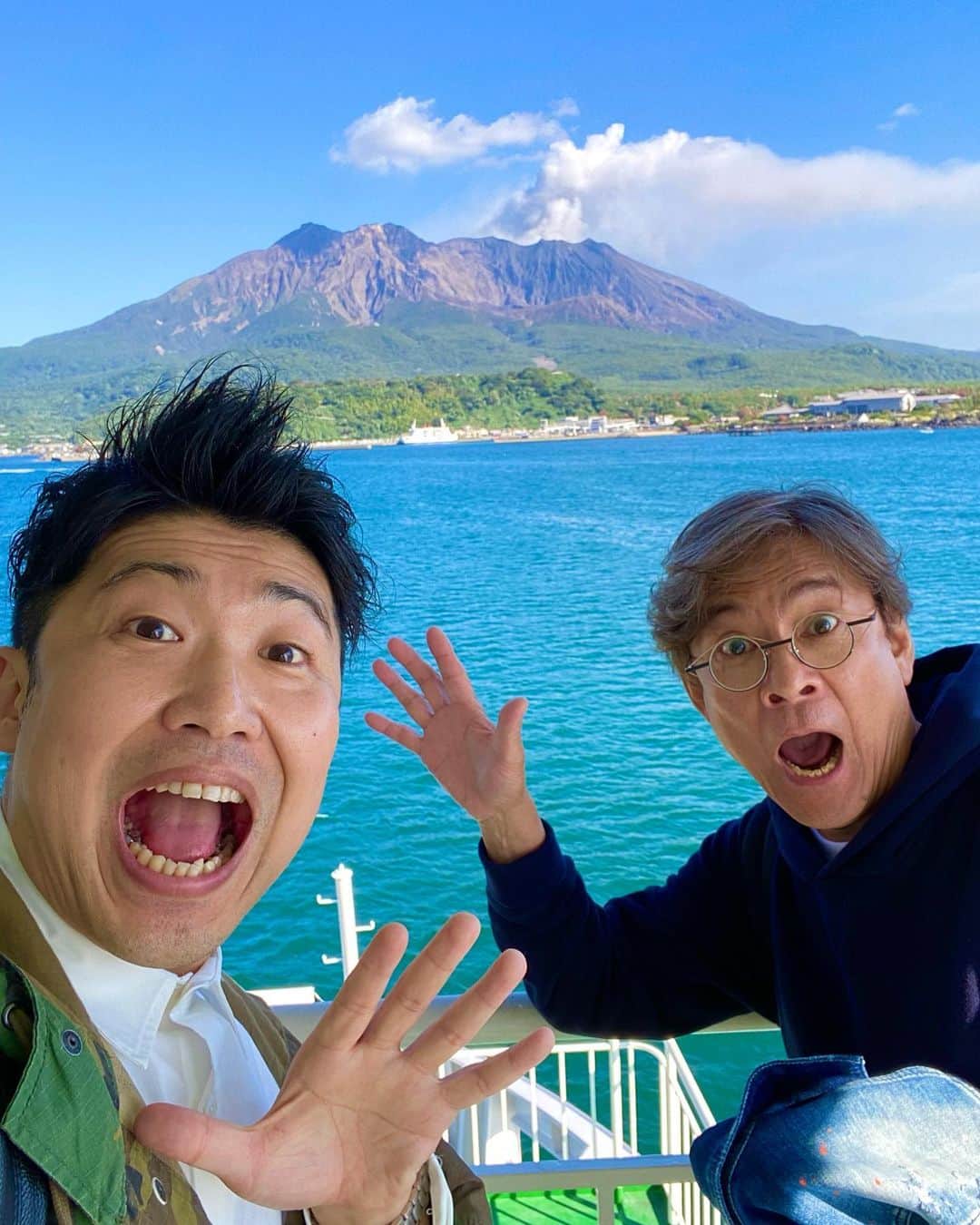 レイチェルのインスタグラム：「先日、  10年ぶりに、内場さんと『男２人旅』行かせていただきましたよ✈️✨✨✨  桜島行って、知覧行って、霧島行って、黒豚食べて、しろくま食べて⤴️⤴️⤴️と鹿児島を満喫しまくって🤩🔥  そして、10年前に屋久島で仲良くなったメンバーとも再会できて🙌✨  ホンマに、たのしぃーーー２日間でしたよ😆😆😆😆😆🙌🙌🙌🙌🙌✨✨✨✨✨  ※ちなみに最後の写真が10年前、屋久島の縄文杉の前で撮った📷✨」
