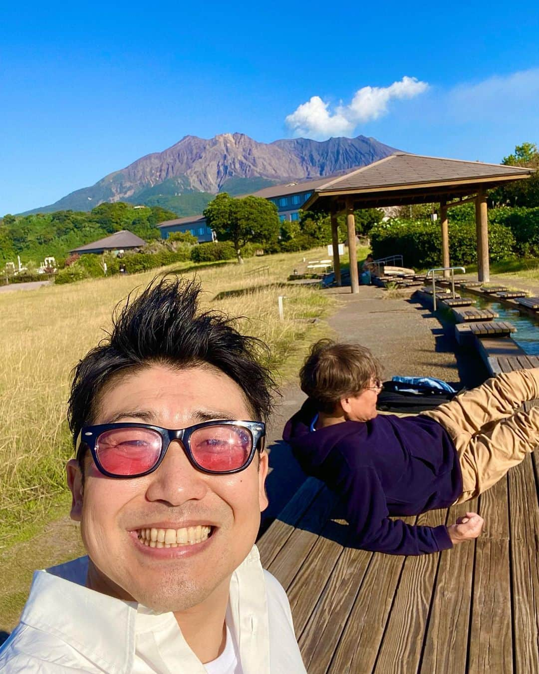 レイチェルさんのインスタグラム写真 - (レイチェルInstagram)「先日、  10年ぶりに、内場さんと『男２人旅』行かせていただきましたよ✈️✨✨✨  桜島行って、知覧行って、霧島行って、黒豚食べて、しろくま食べて⤴️⤴️⤴️と鹿児島を満喫しまくって🤩🔥  そして、10年前に屋久島で仲良くなったメンバーとも再会できて🙌✨  ホンマに、たのしぃーーー２日間でしたよ😆😆😆😆😆🙌🙌🙌🙌🙌✨✨✨✨✨  ※ちなみに最後の写真が10年前、屋久島の縄文杉の前で撮った📷✨」10月20日 18時34分 - reiyoshida1230