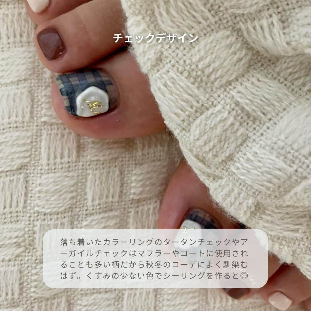 isutaさんのインスタグラム写真 - (isutaInstagram)「風が冷たくなり、秋の訪れを感じるこの頃。  涼しさやキュートさが感じられる夏のコーディネートから一変、こっくりと温かみのあるスタイルが気になり始めた人も多いはず。  お洋服を変えると、“爪”も衣替えしたくなるもの◎  そんなときに試して欲しいのが「シーリングネイル」。手紙の封に使われる「シーリングスタンプ」をネイルジェルで表現した、立体感のあるデザインを指すよ 💌   クラシカルな雰囲気がこの季節に合う、とSNSで話題を呼んでいるんだって！  ①べっこうデザイン  ②チェックデザイン  ③モノトーンネイル  ④ワントーンネイル  ⑤アニマルデザイン  photo by @nailbunga @_kasumi_nail111 @butterflyeffect_nail @cobre___miu @rula.0829 @purete.nail  ✄-----------------------✄  姉妹アカウント @i_am_isuta も更新中  isuta編集部の日常のひとコマや 取材の最新レポを発信しているよ️˖°  ほかにも、エディターが気になる カフェやファッション、コスメをご紹介.・* ぜひフォローしてね️🕊️  ✄-----------------------✄  #isuta#isutapic#イスタ#べっこうネイル #チェックネイル#モノトーンネイル#アニマルネイル #ワントーンネイル#トレンドネイル#ネイルデザイン2023 #ネイルデザイン秋#上品ネイル#ネイルが好き #かわいいネイル#かわいいデザイン #ネイル好きな人と繋がりたい#シーリングネイル #シーリングスタンプ#シーリングスタンプネイル #大人ネイルデザイン#秋冬ネイル#秋冬ネイルデザイン #キュートネイル#クラシカル#かわいいネイル #手元倶楽部#手元くら部#おしゃれさんと繋がりたい #お洒落さんと繋がりたい#おしゃれ好きな人と繋がりたい」10月20日 18時35分 - isuta_jp