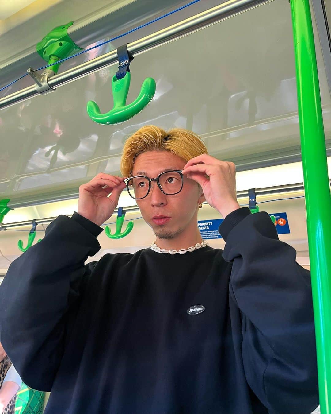 かずえいのインスタグラム：「眼鏡🥸  普段メガネはかけません。なぜなら目が良いからです。  医者からサングラスかけた方がいいと前に言われましたが 普段サングラスはかけません。 あまり必要さを感じないからです。  でも目が赤いのでかけた方がいいかなとも思っています。  #目へのコメント沢山もらいます #痛くも痒くもないので大丈夫です #いつもありがとうございます #メガネどう❓」